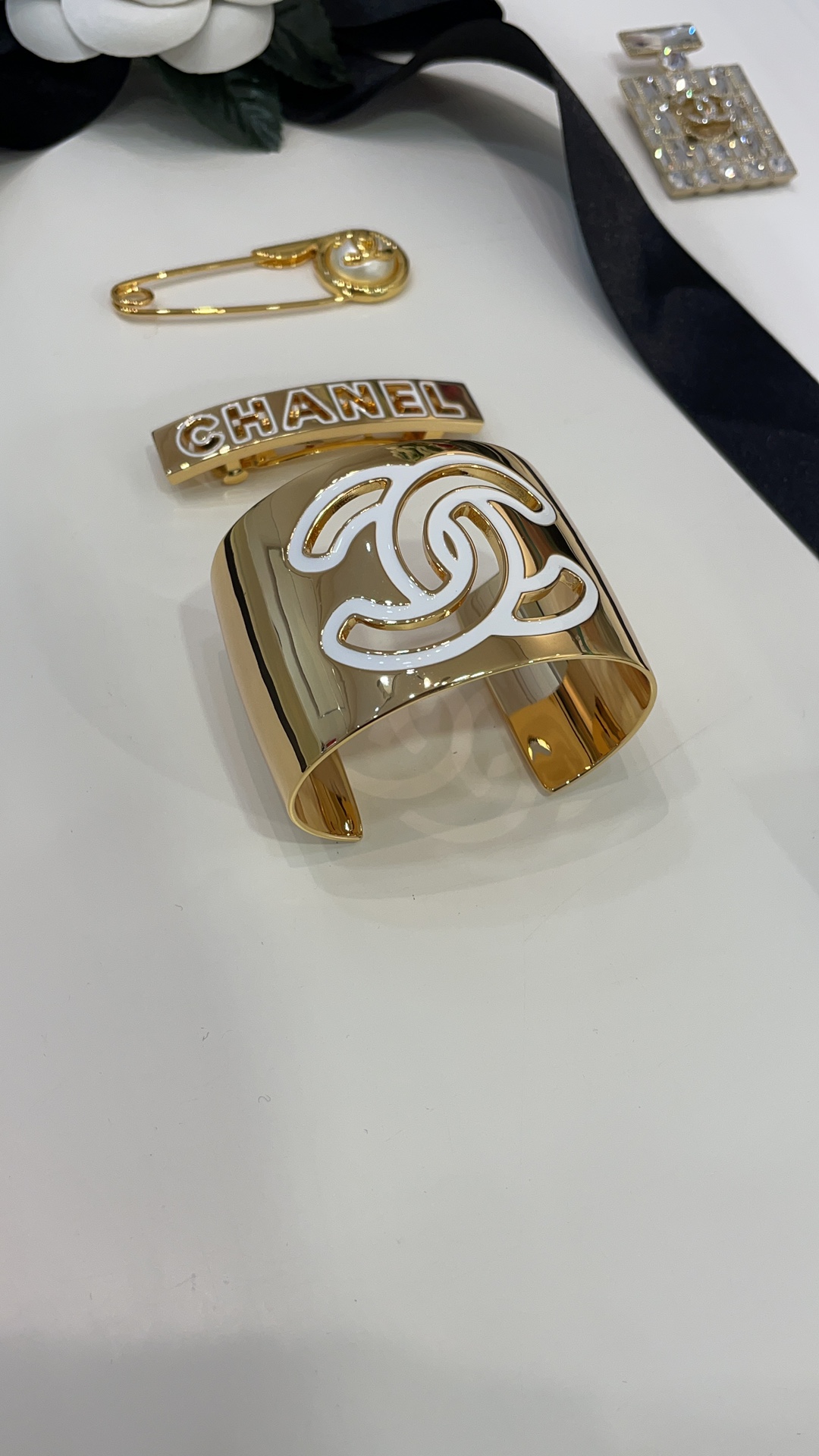 CHANEL Женский браслет с эмалью CHANEL Женский браслет с эмалью