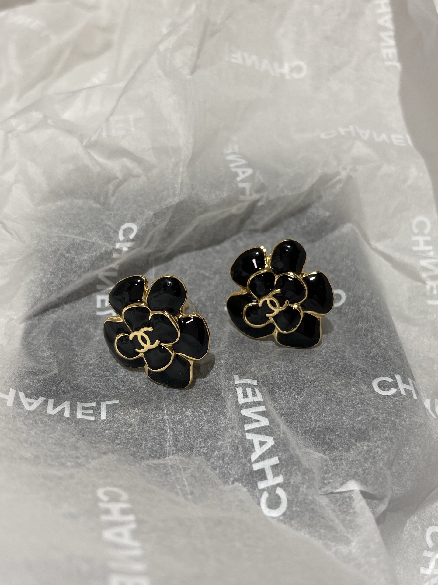 CHANEL Женские серьги-пуссеты с эмалью