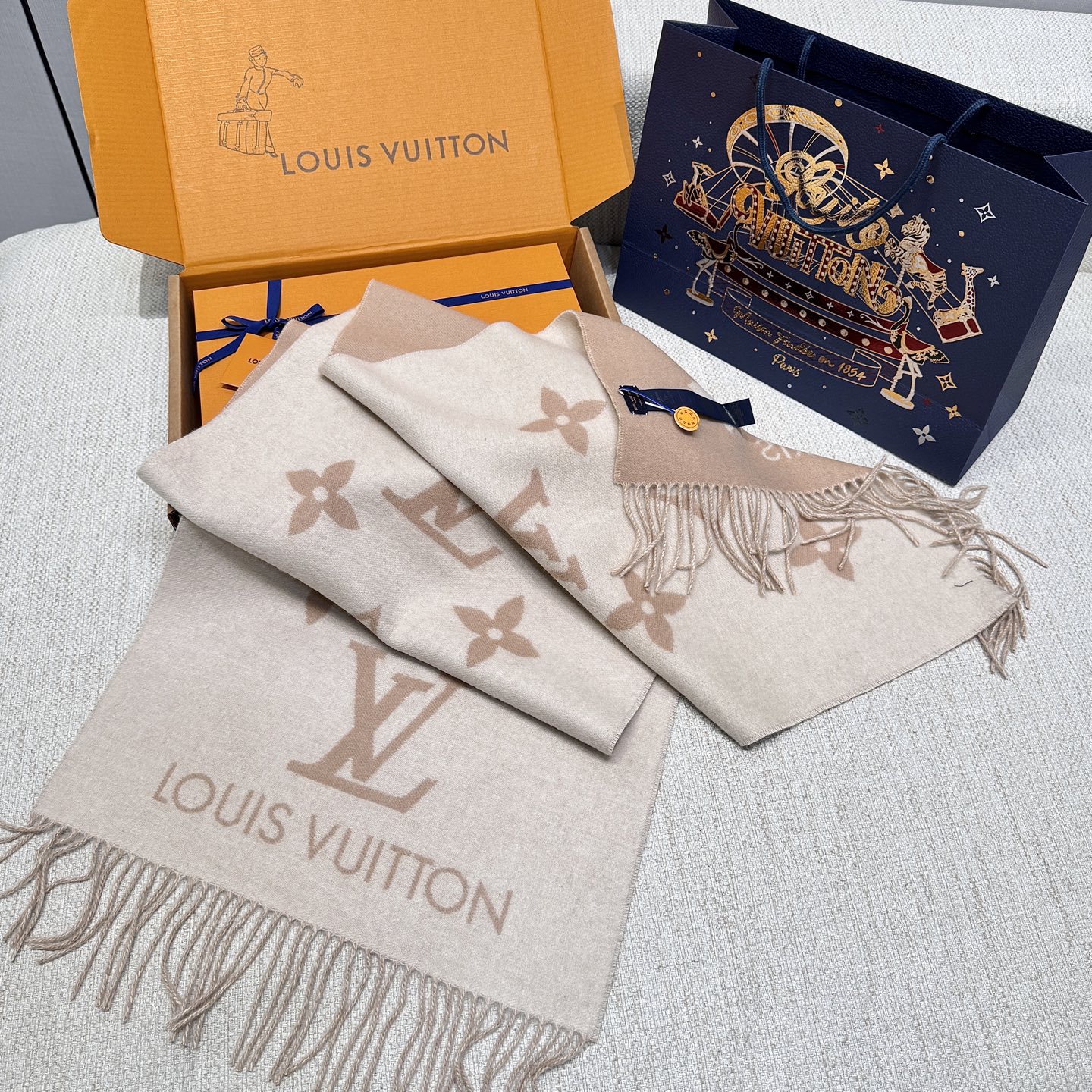 LOUIS VUITTON Женский шарф из кашемира с логотипом