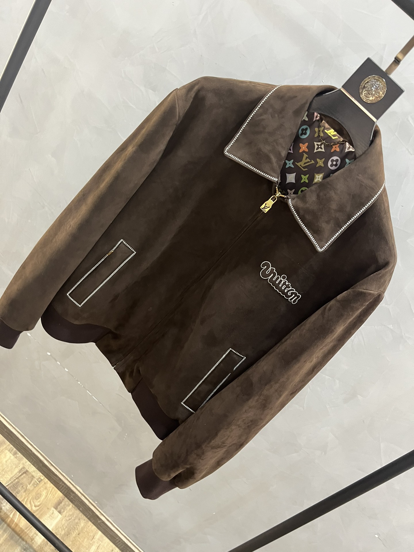 LOUIS VUITTON Мужская куртка из замши LOUIS VUITTON Мужская куртка из замши