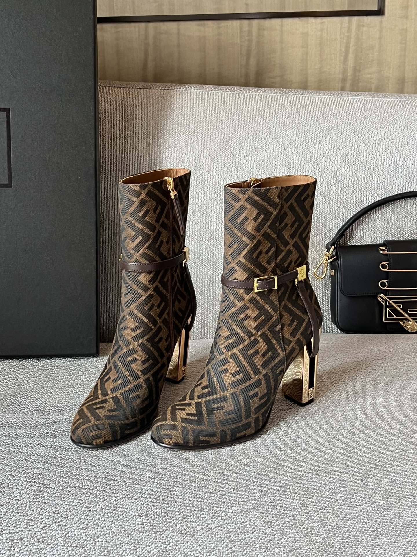 FENDI Женские ботильоны Delfina из жаккарда FENDI Женские ботильоны Delfina из жаккарда