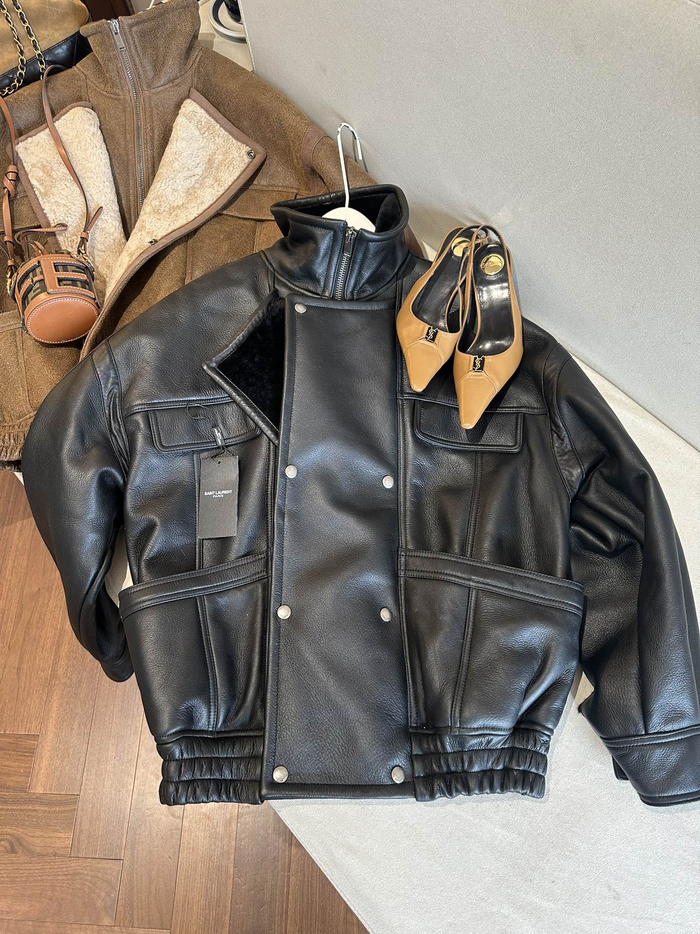 SAINT LAURENT Женская кожаная дублёнка с шерстью SAINT LAURENT Женская кожаная дублёнка с шерстью