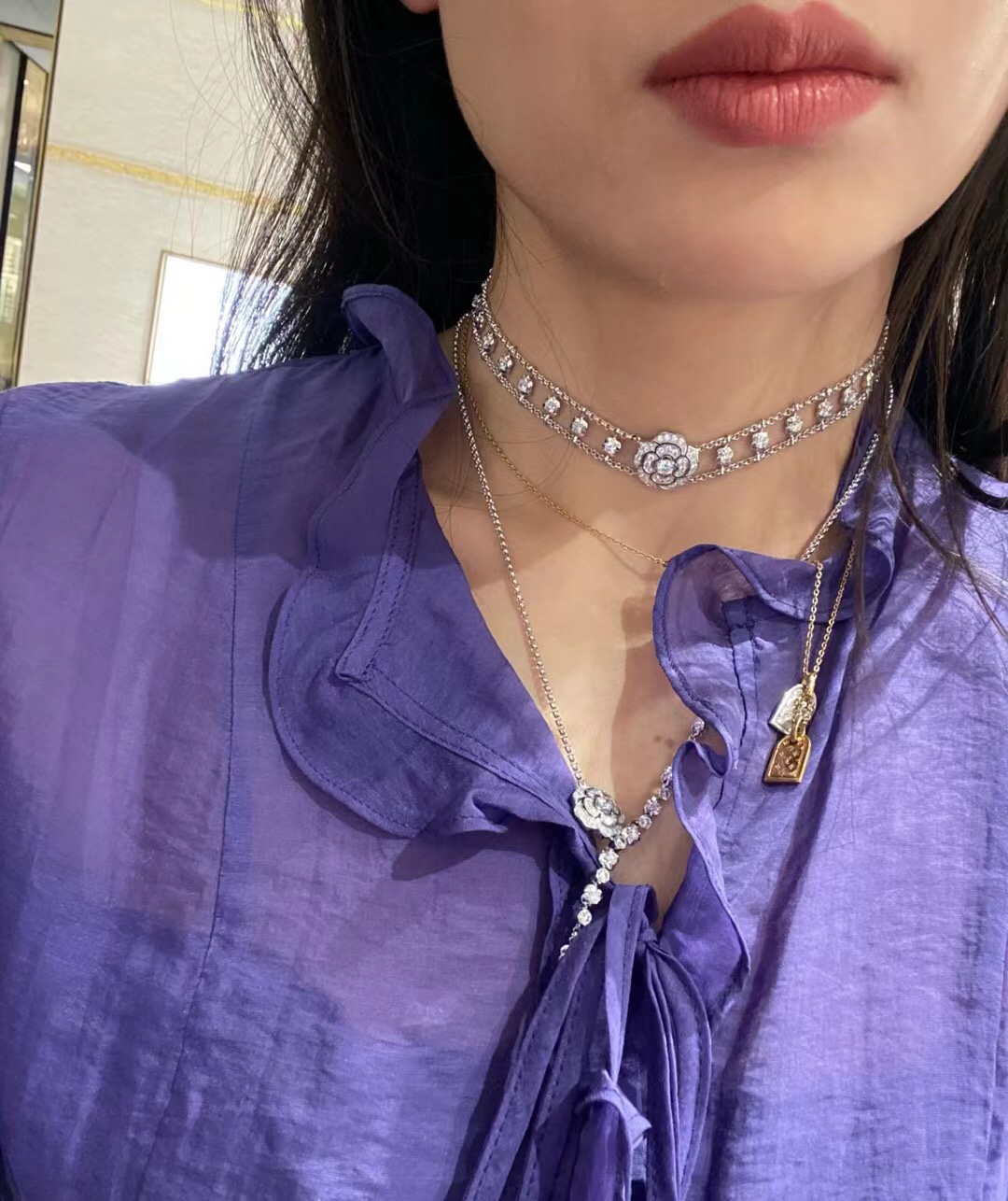 CHANEL Женское длинное колье с кристаллами Camelia CHANEL Женское длинное колье с кристаллами Camelia