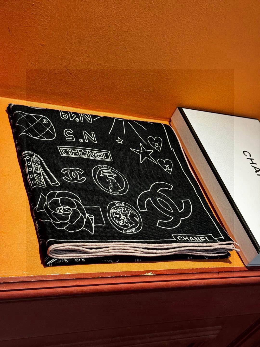 CHANEL Женский платок кашемир CHANEL Женский платок кашемир