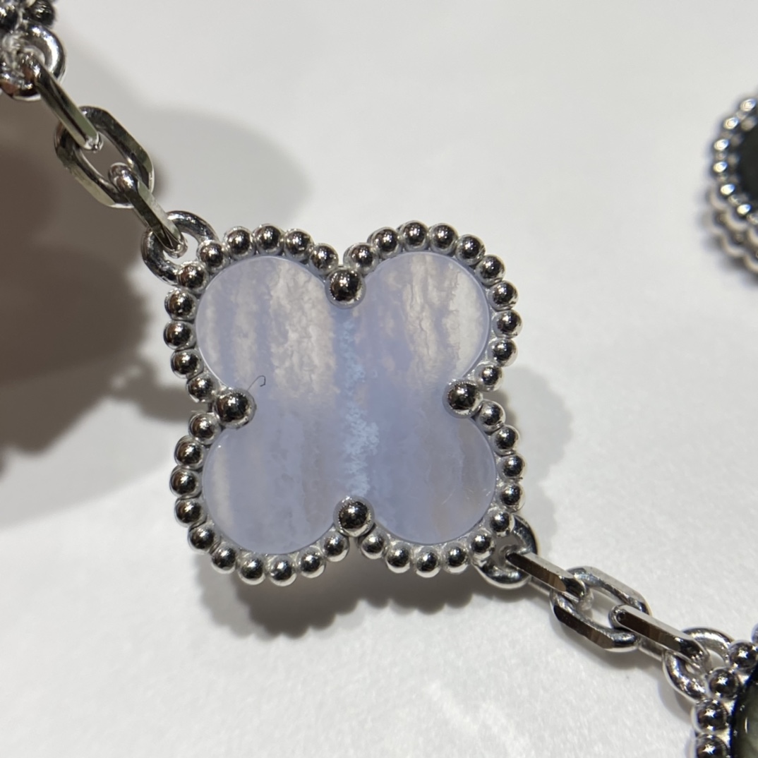 Van Cleef & Arpels Серьги Alhambra 3 мотива белое золото Van Cleef & Arpels Серьги Alhambra 3 мотива белое золото