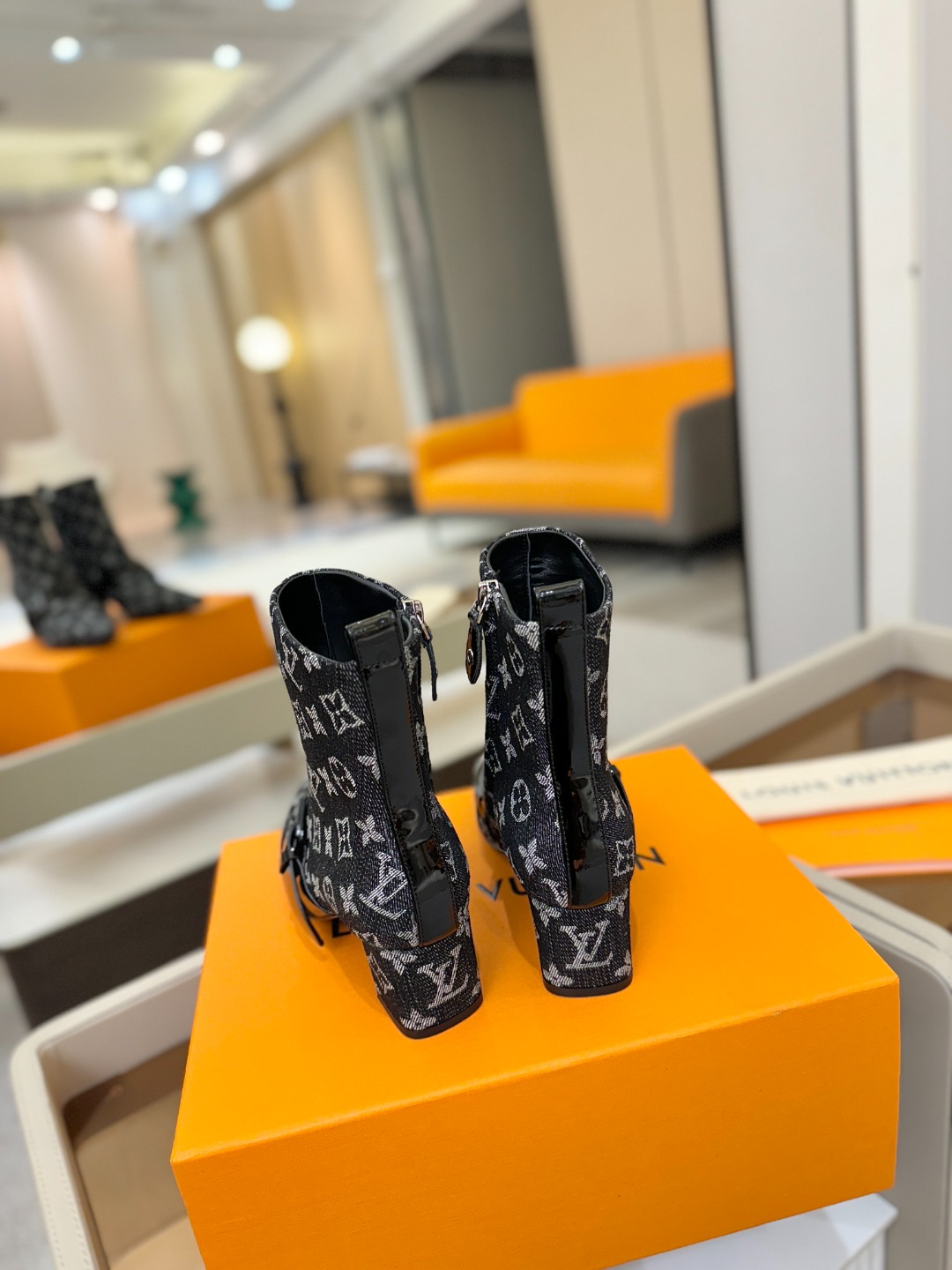 LOUIS VUITTON Женские ботильоны с острым мысом