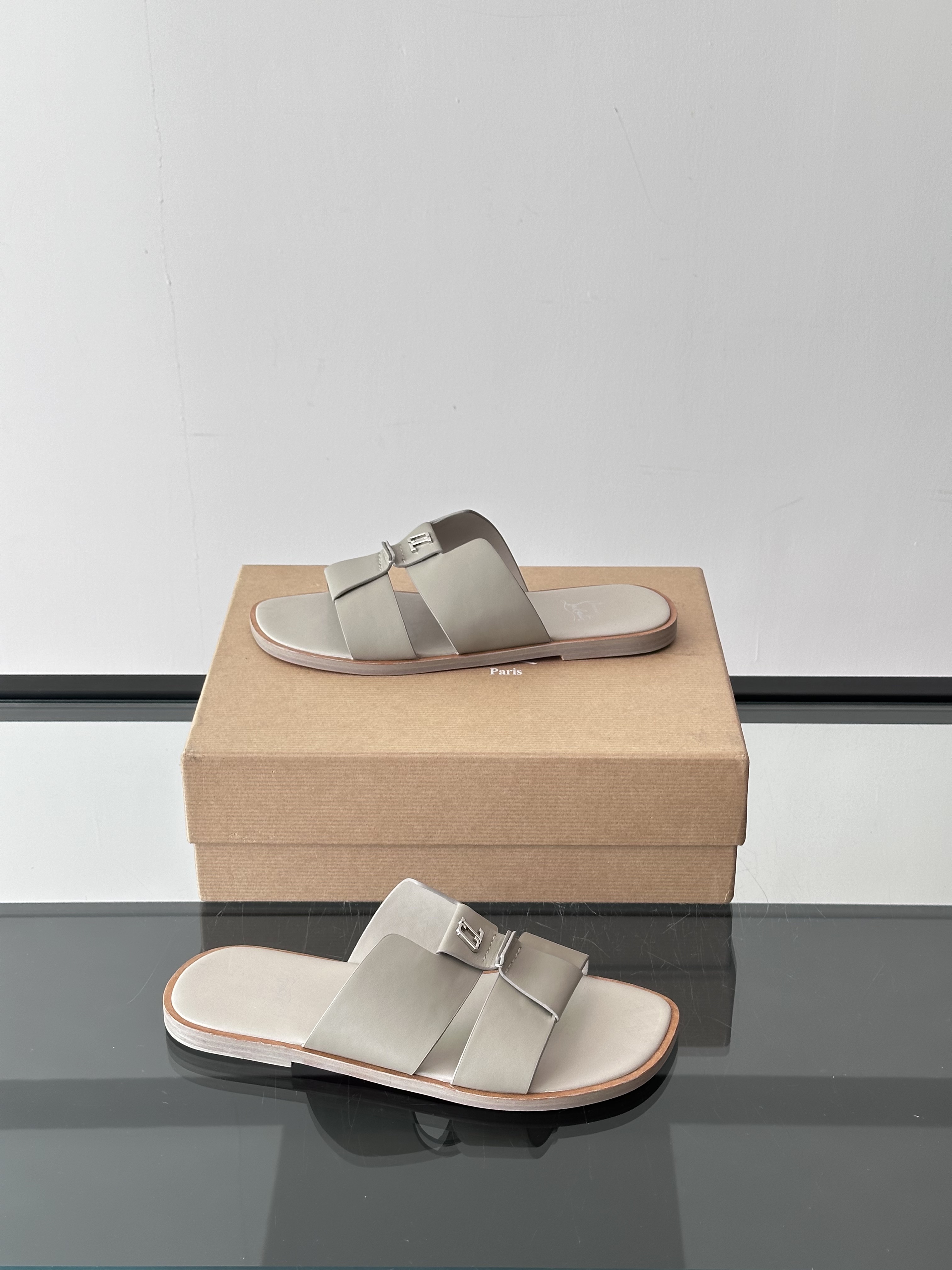 CHRISTIAN LOUBOUTIN Мужские шлёпанцы из кожи 