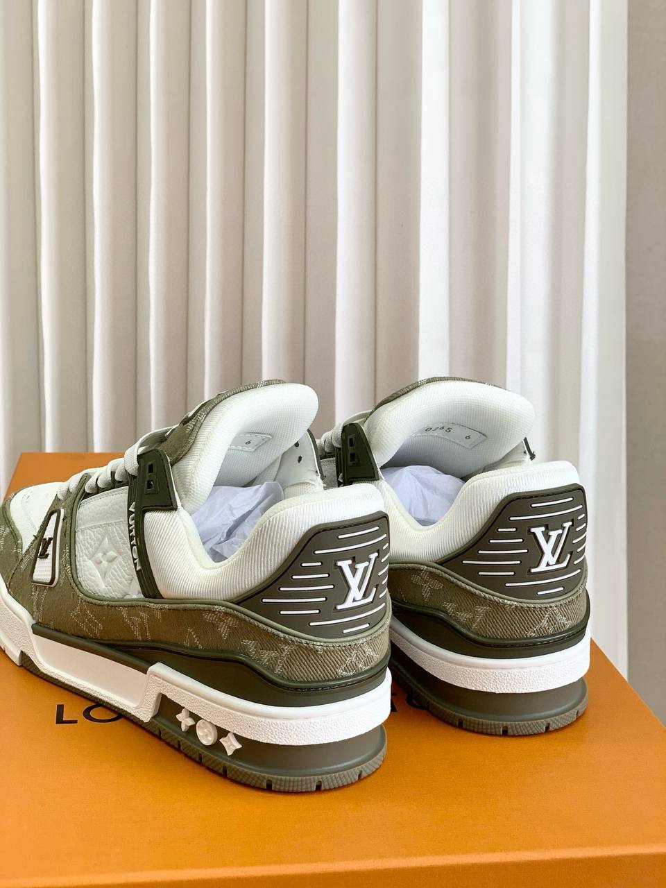 LOUIS VUITTON Мужские кроссовки из телячьей кожи LOUIS VUITTON Мужские кроссовки из телячьей кожи