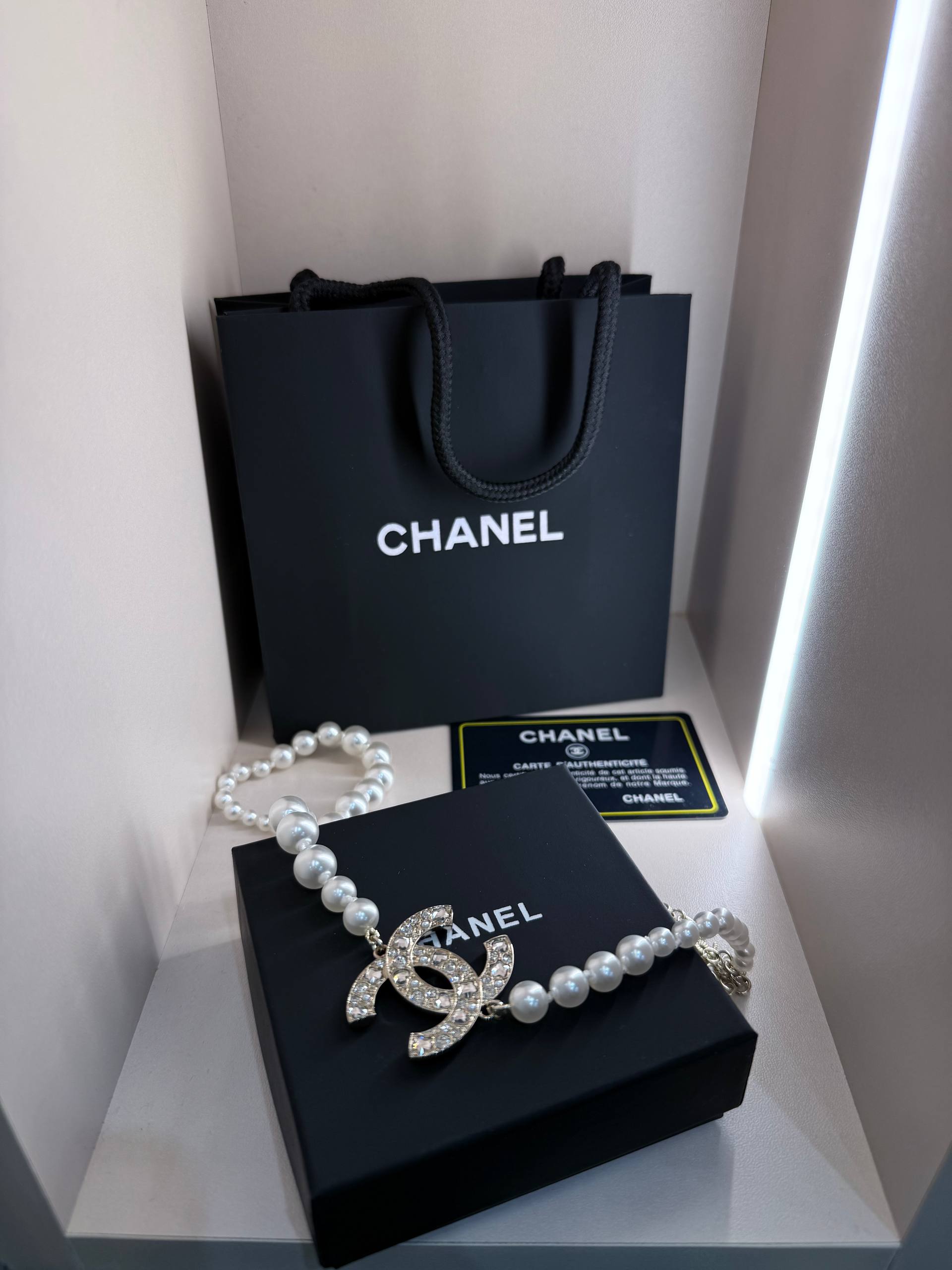 CHANEL Женское колье из латуни CHANEL Женское колье из латуни