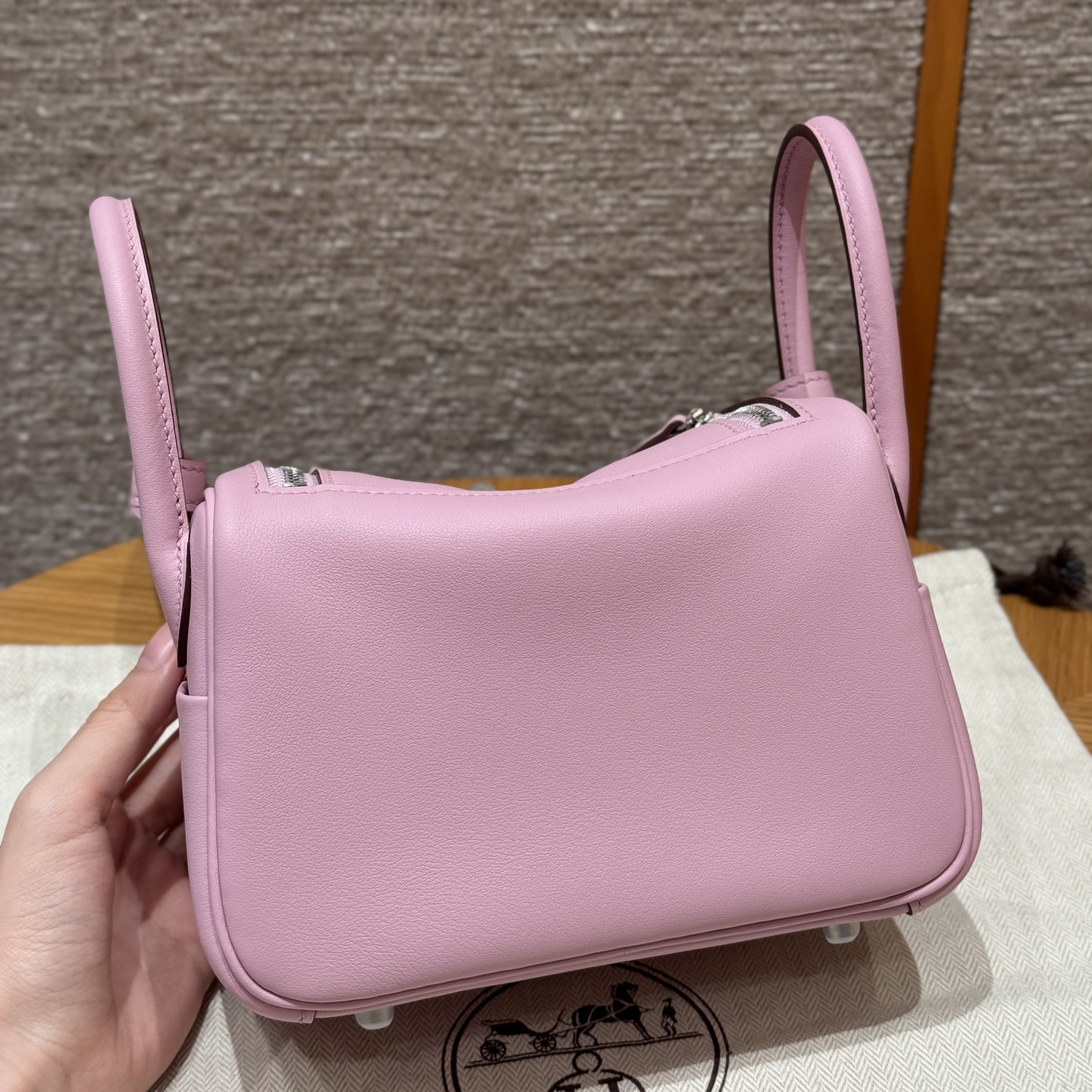 HERMES Женская сумка Lindy 19 см X9 Swift HERMES Женская сумка Lindy 19 см X9 Swift