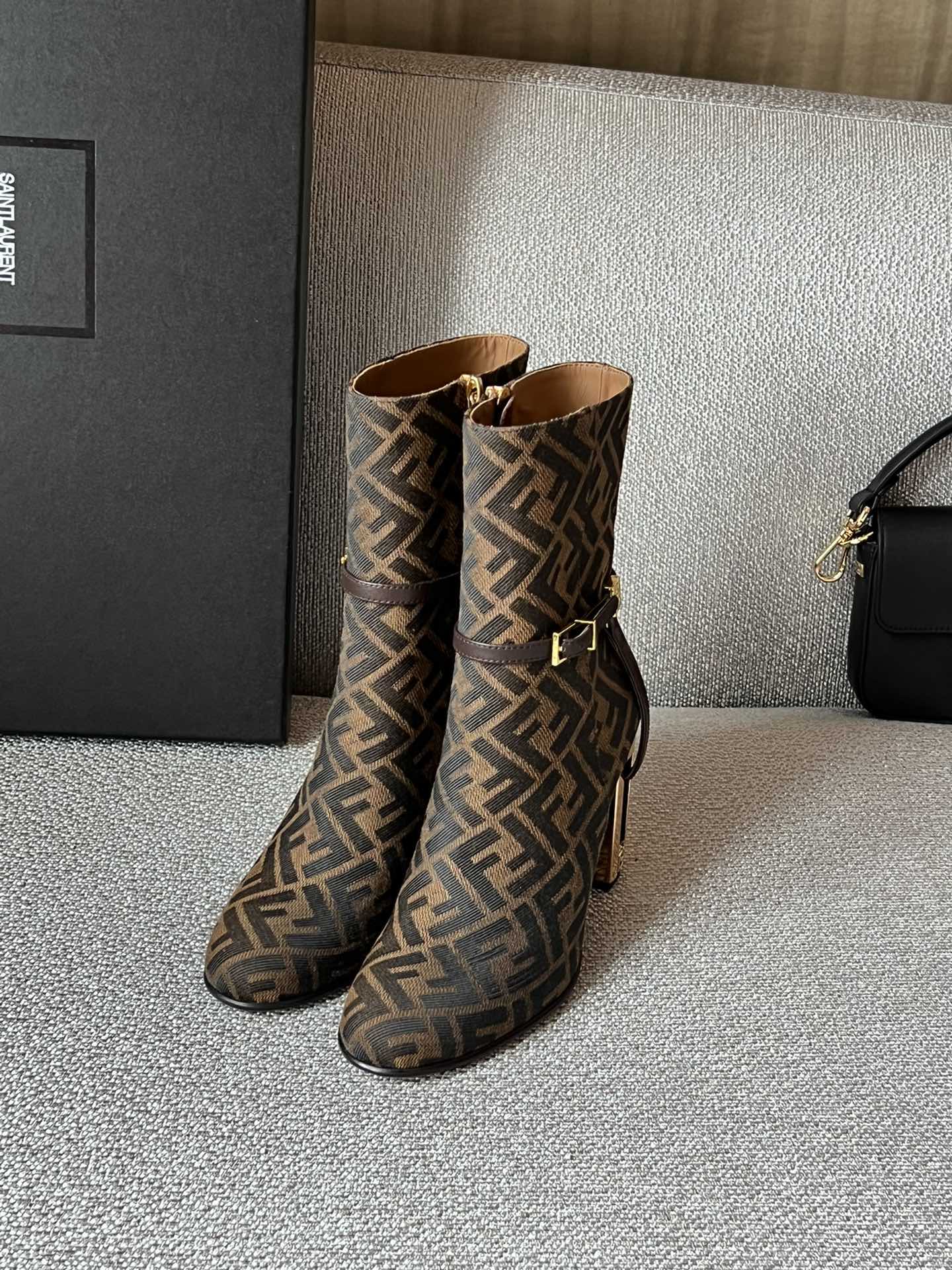FENDI Женские ботильоны Delfina из жаккарда FENDI Женские ботильоны Delfina из жаккарда