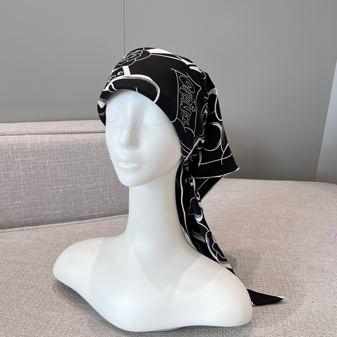 CHANEL Женский платок шёлк в в черно-белой гамме