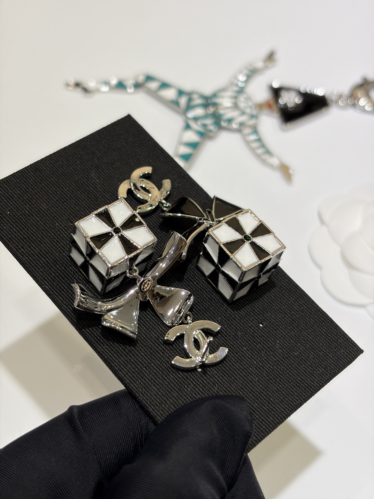 CHANEL Женские серьги из латуни кубики с бантиком