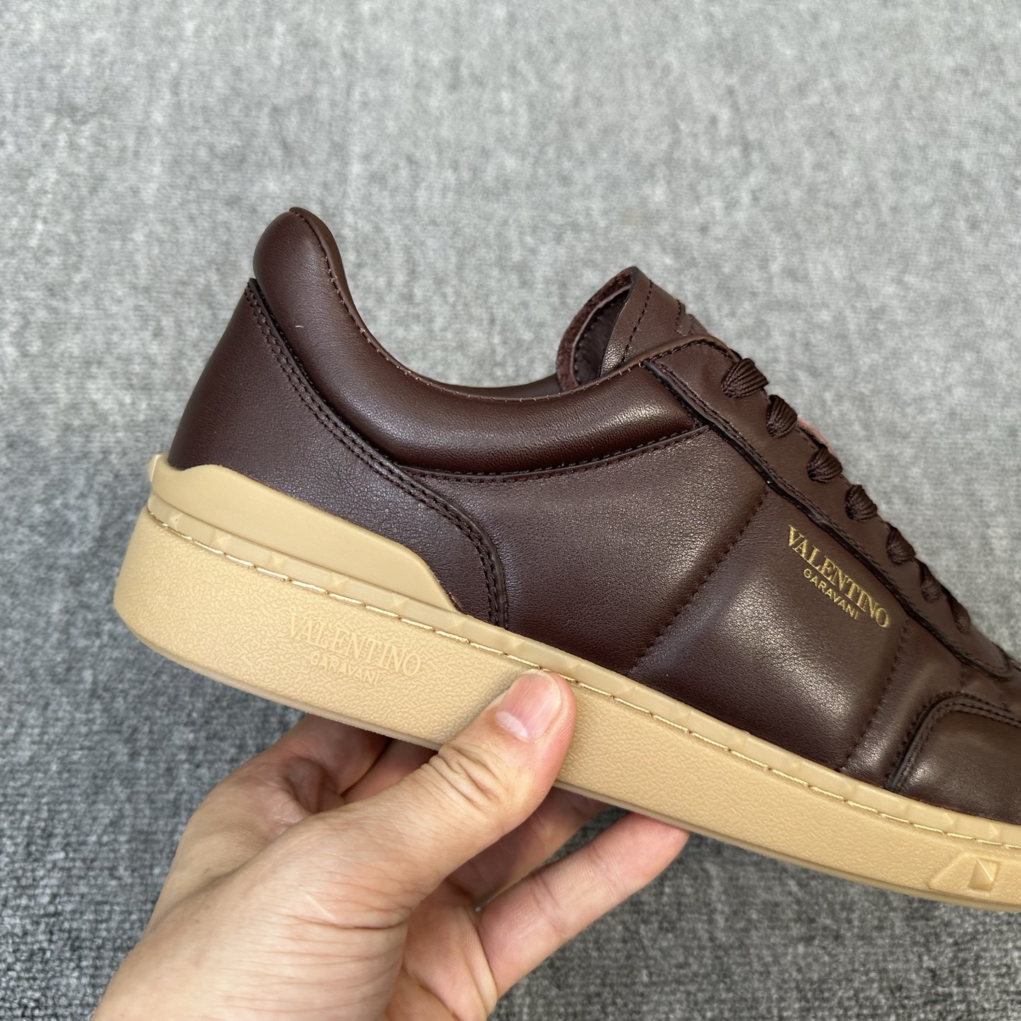 VALENTINO Мужские кроссовки из телячьей кожи 