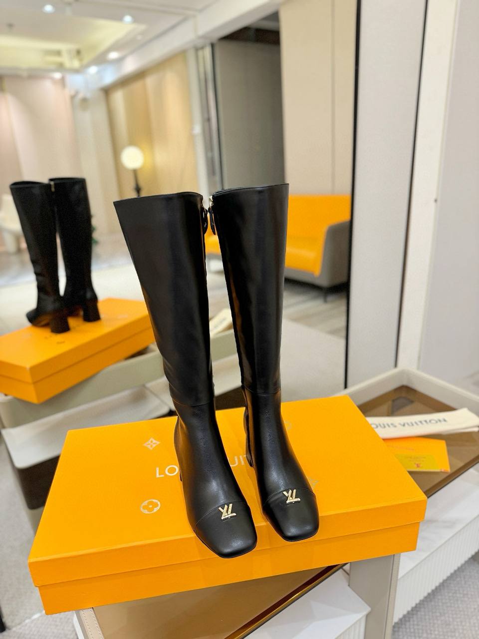 LOUIS VUITTON Женские сапоги из телячьей кожи 