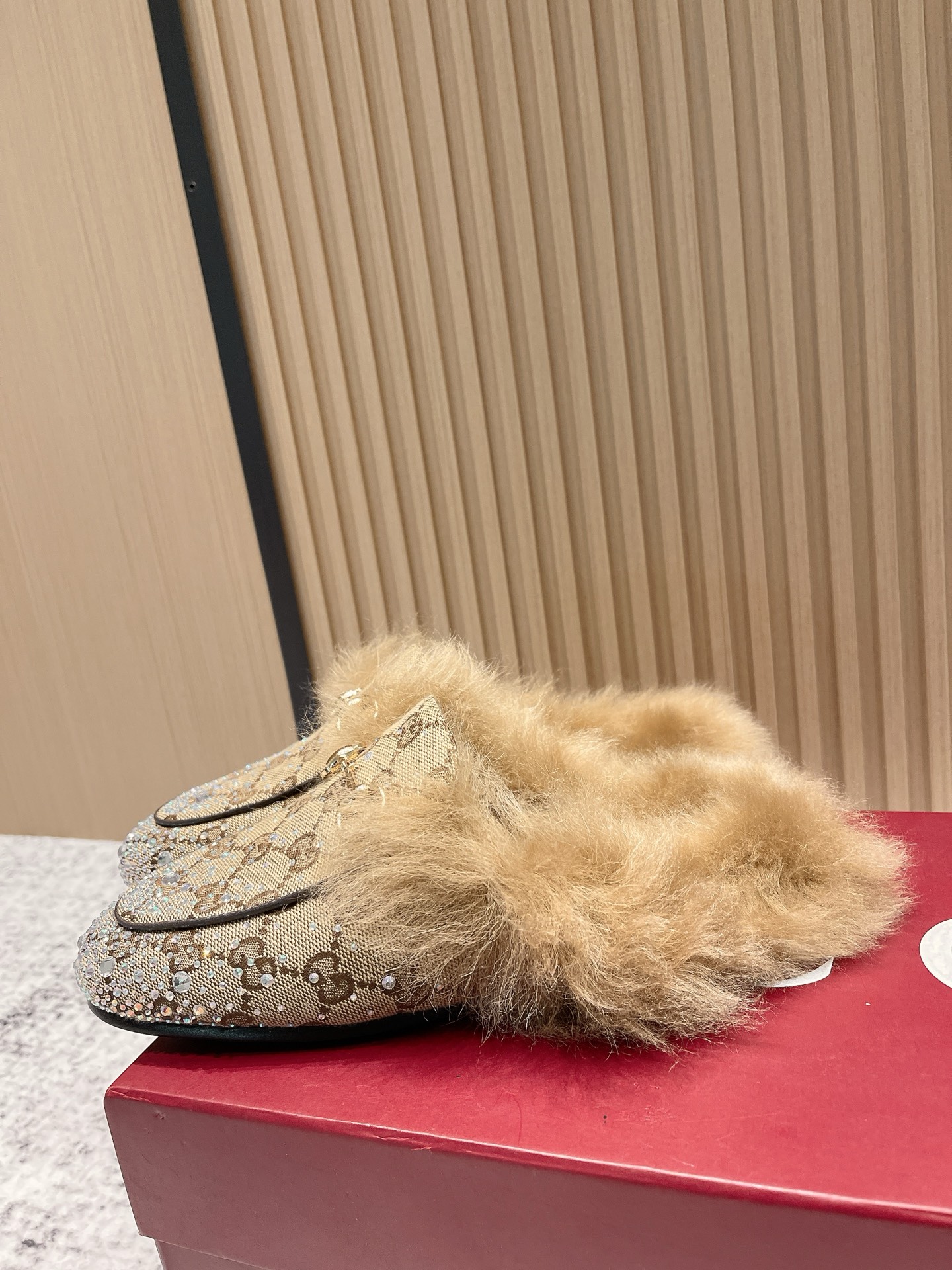 GUCCI Женские мюли Princetown на меху GUCCI Женские мюли Princetown на меху