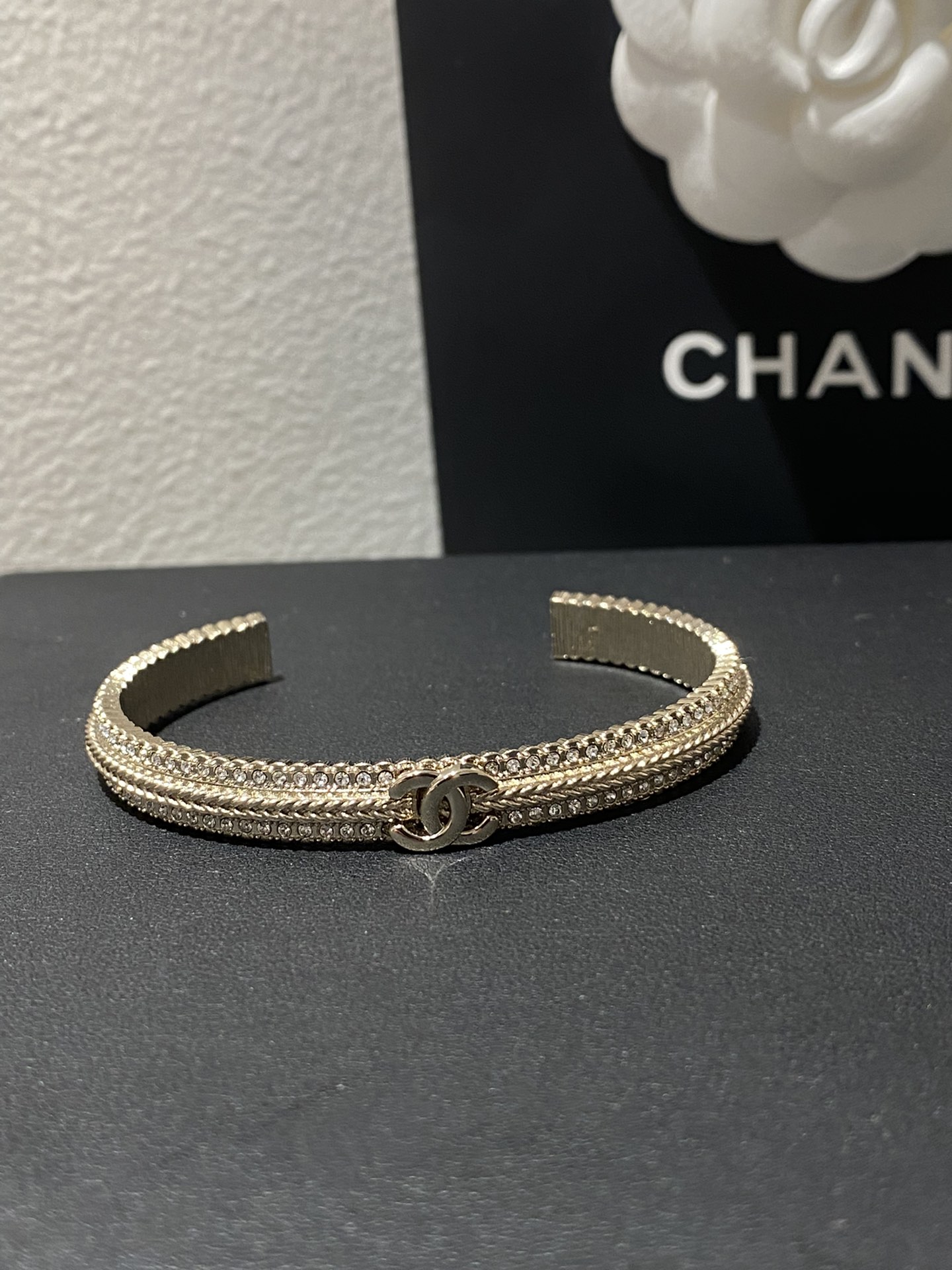 CHANEL Женский литой браслет CHANEL Женский литой браслет