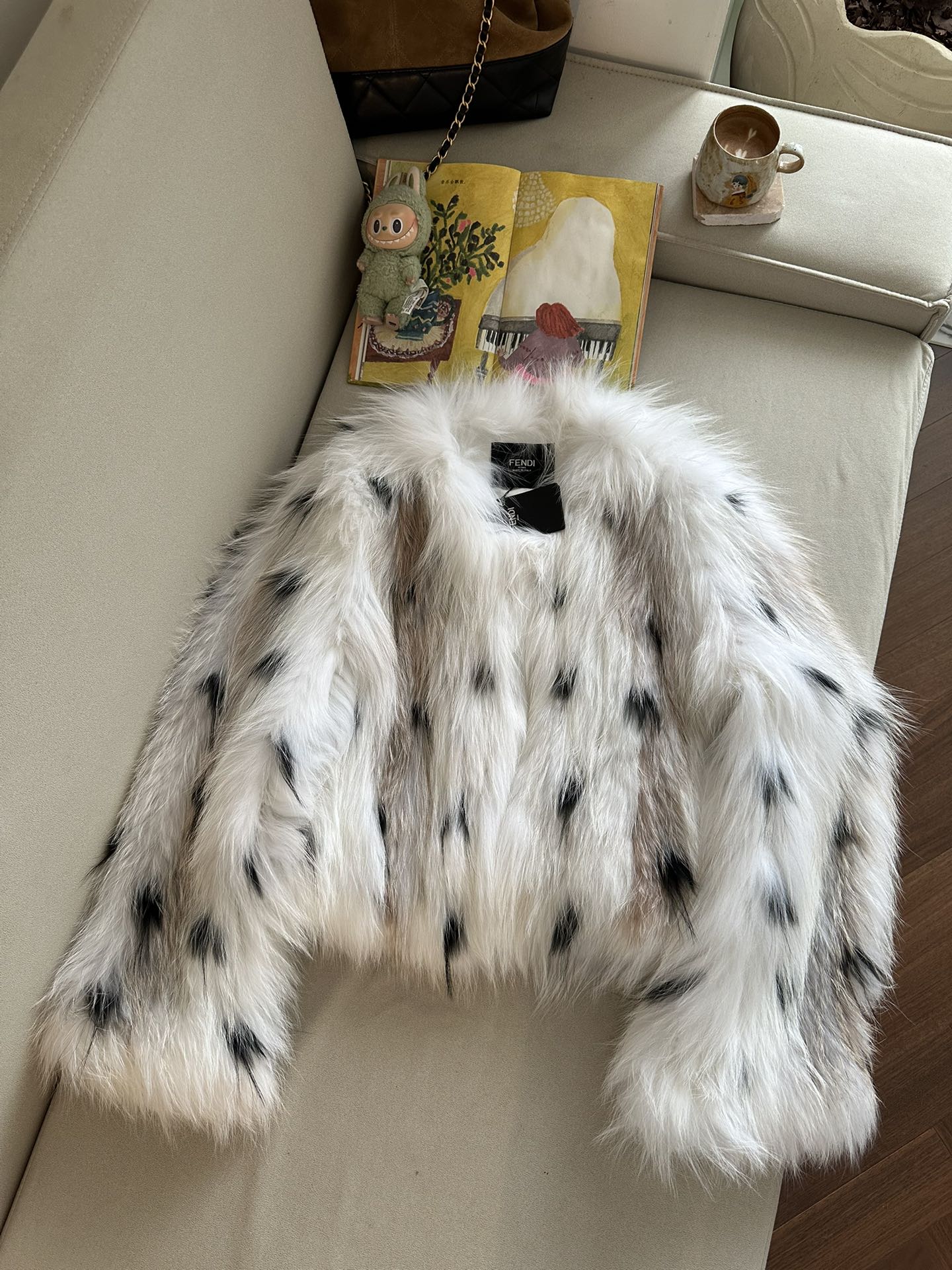 FENDI Женская шуба из меха лисы FENDI Женская шуба из меха лисы