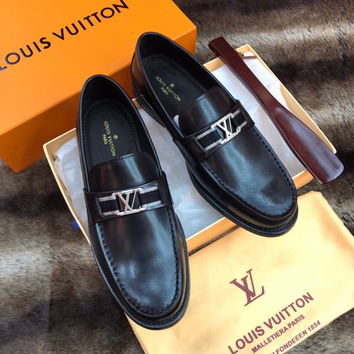  LOUIS VUITTON Мужские мокасины с металлической эмблемой