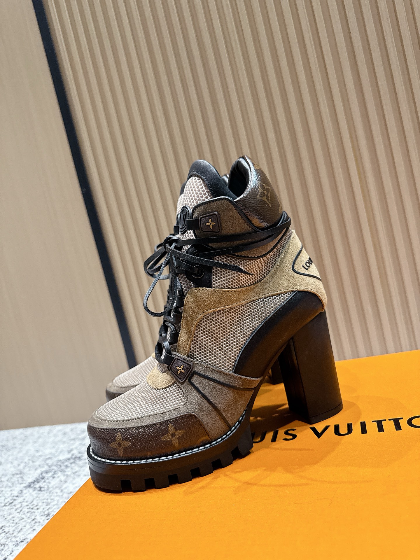 LOUIS VUITTON Женские ботильоны комбинированные LOUIS VUITTON Женские ботильоны комбинированные