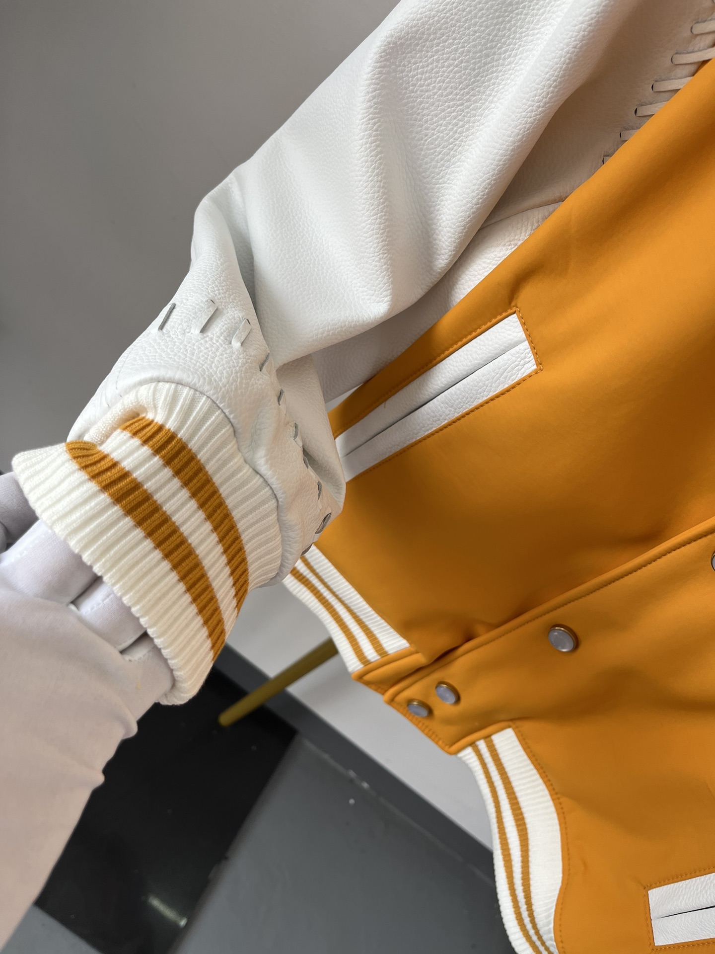 LOUIS VUITTON Мужской кожаный бомбер LOUIS VUITTON Мужской кожаный бомбер