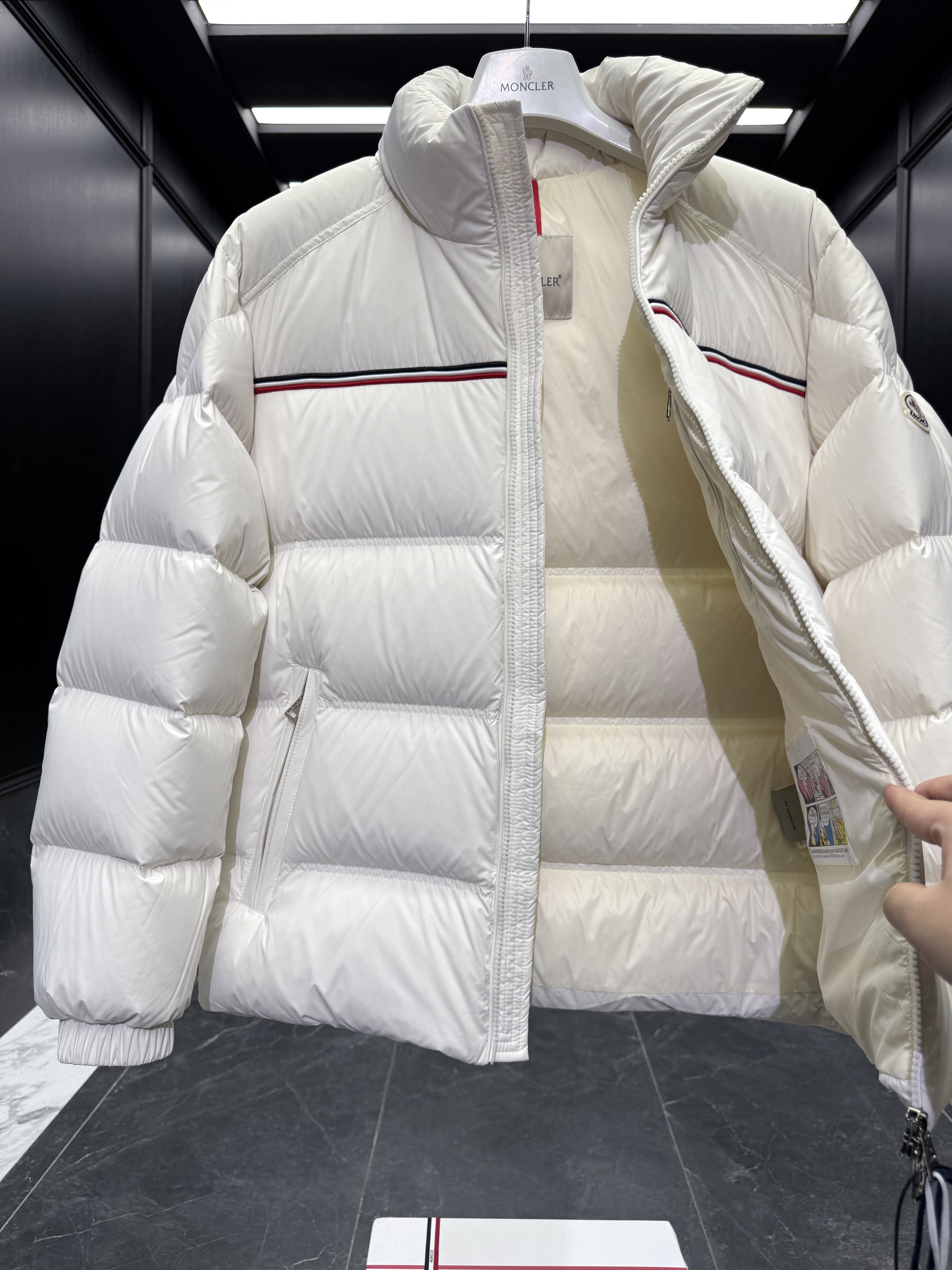 MONCLER Мужской пуховик Bouvaque MONCLER Мужской пуховик Bouvaque