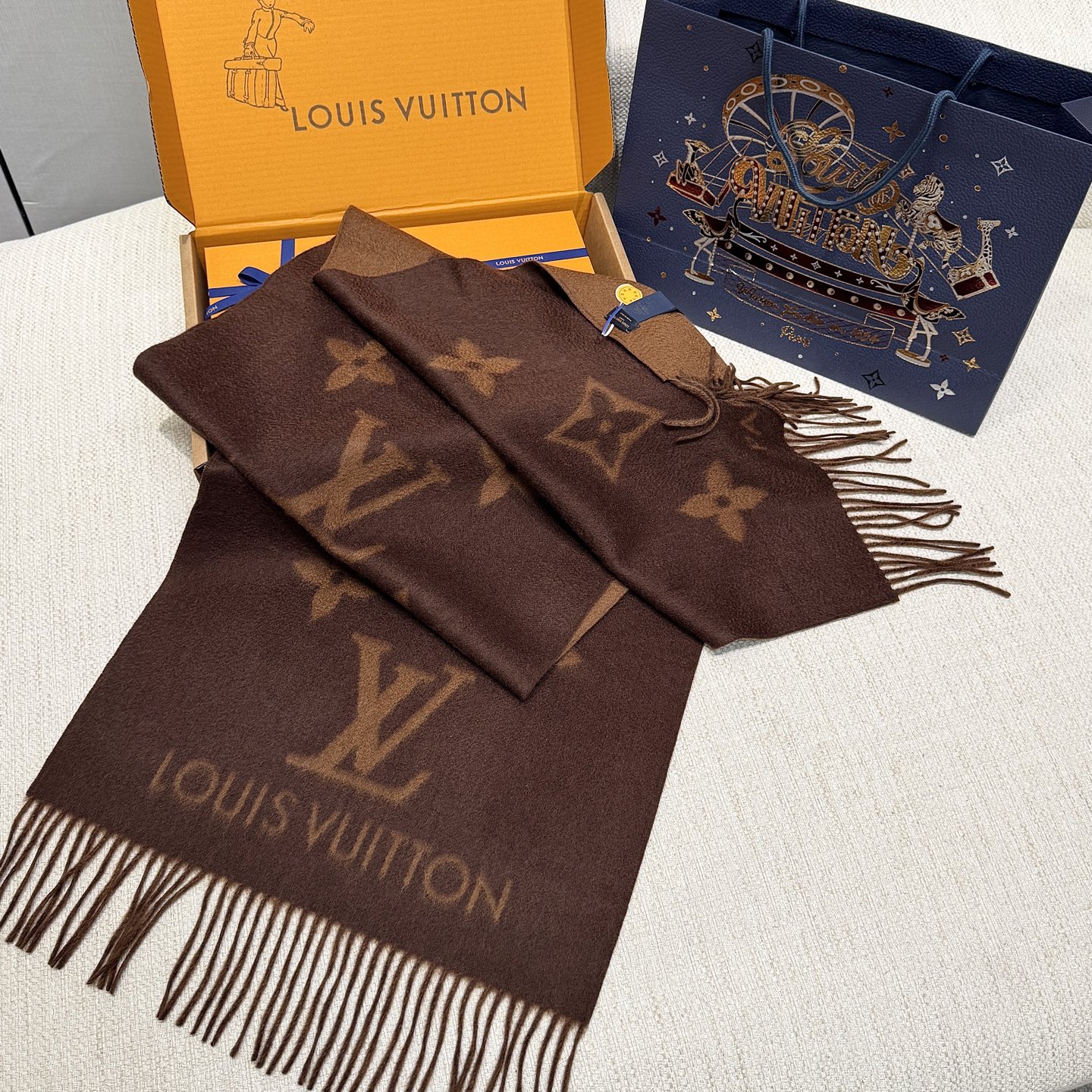 LOUIS VUITTON Женский шарф из кашемира с логотипом