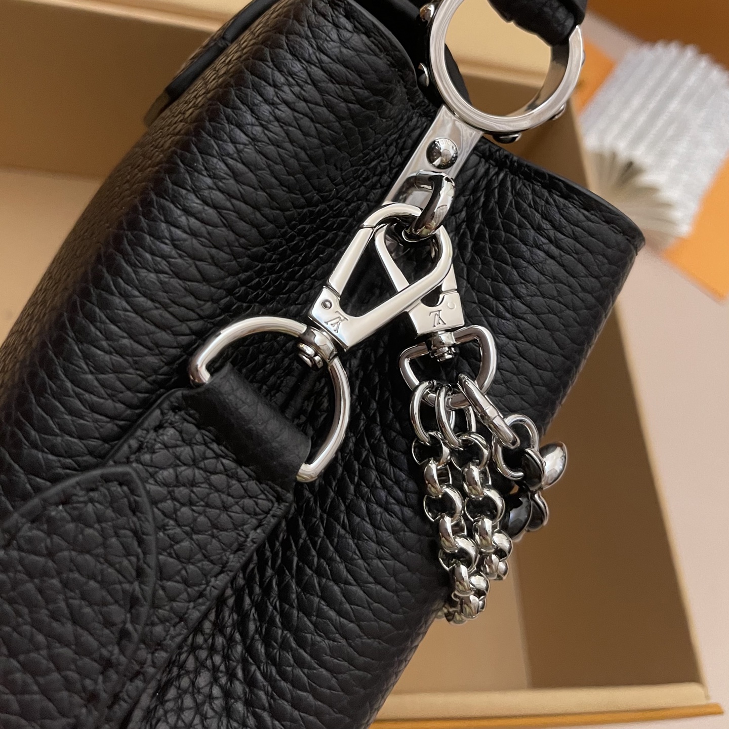 LOUIS VUITTON Женская сумка Capucines