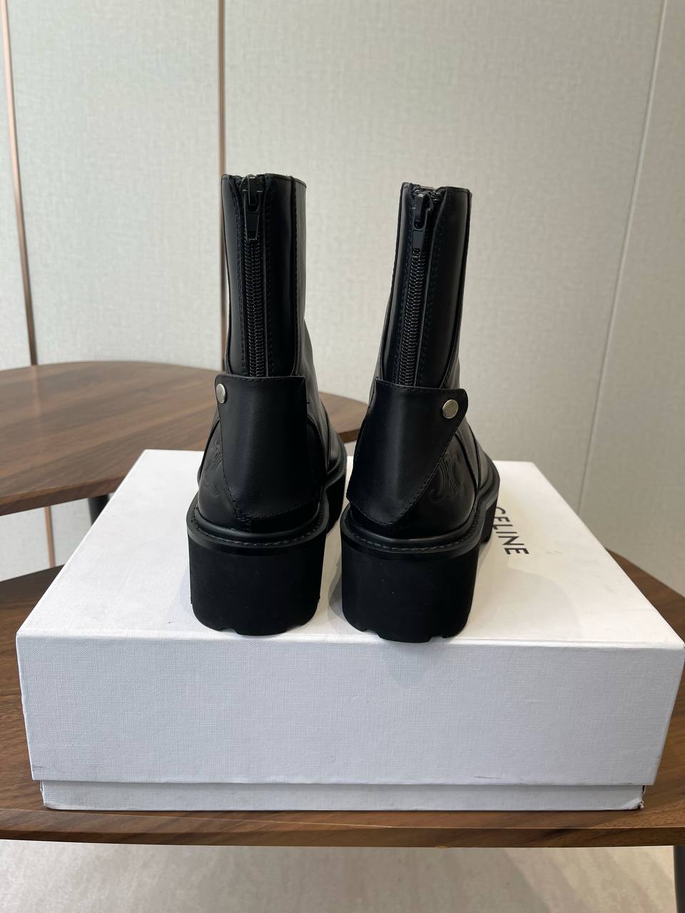 CELINE Женские ботинки из гладкой коровьей кожи с матовой фактурой CELINE Женские ботинки из гладкой коровьей кожи с матовой фактурой