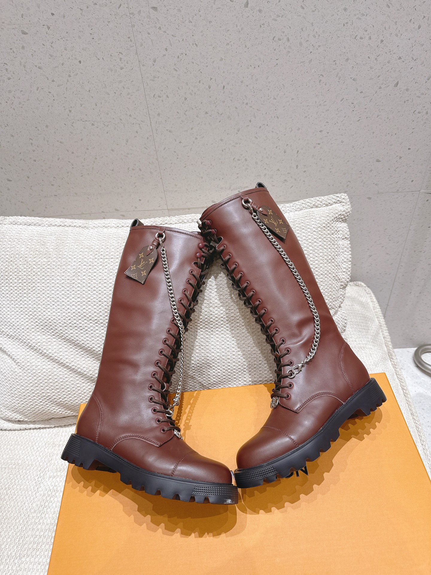 LOUIS VUITTON Женские сапоги из телячьей кожи LOUIS VUITTON Женские сапоги из телячьей кожи