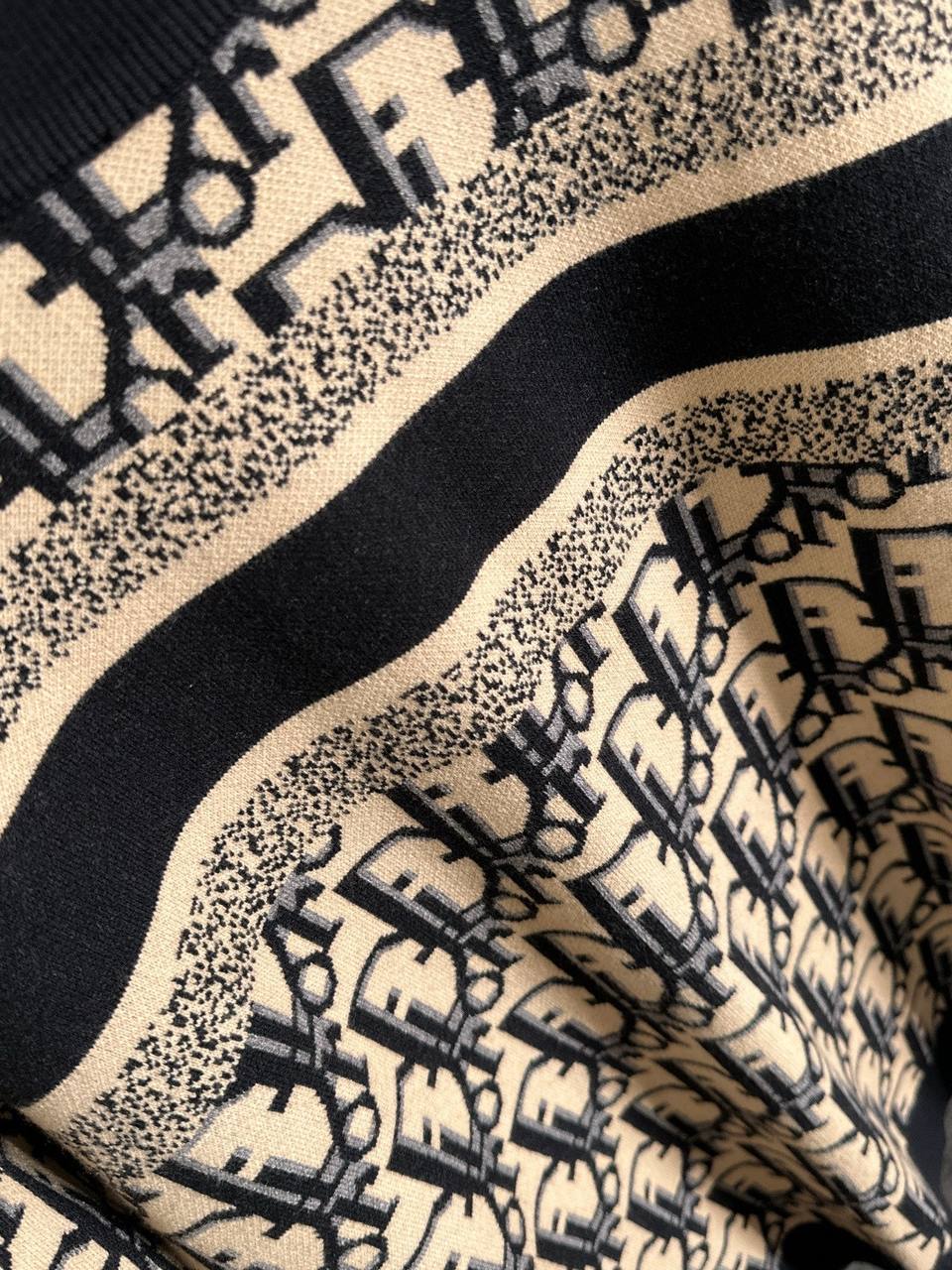CHRISTIAN DIOR Мужской свитер бежево‑чёрный жаккард CHRISTIAN DIOR Мужской свитер бежево‑чёрный жаккард