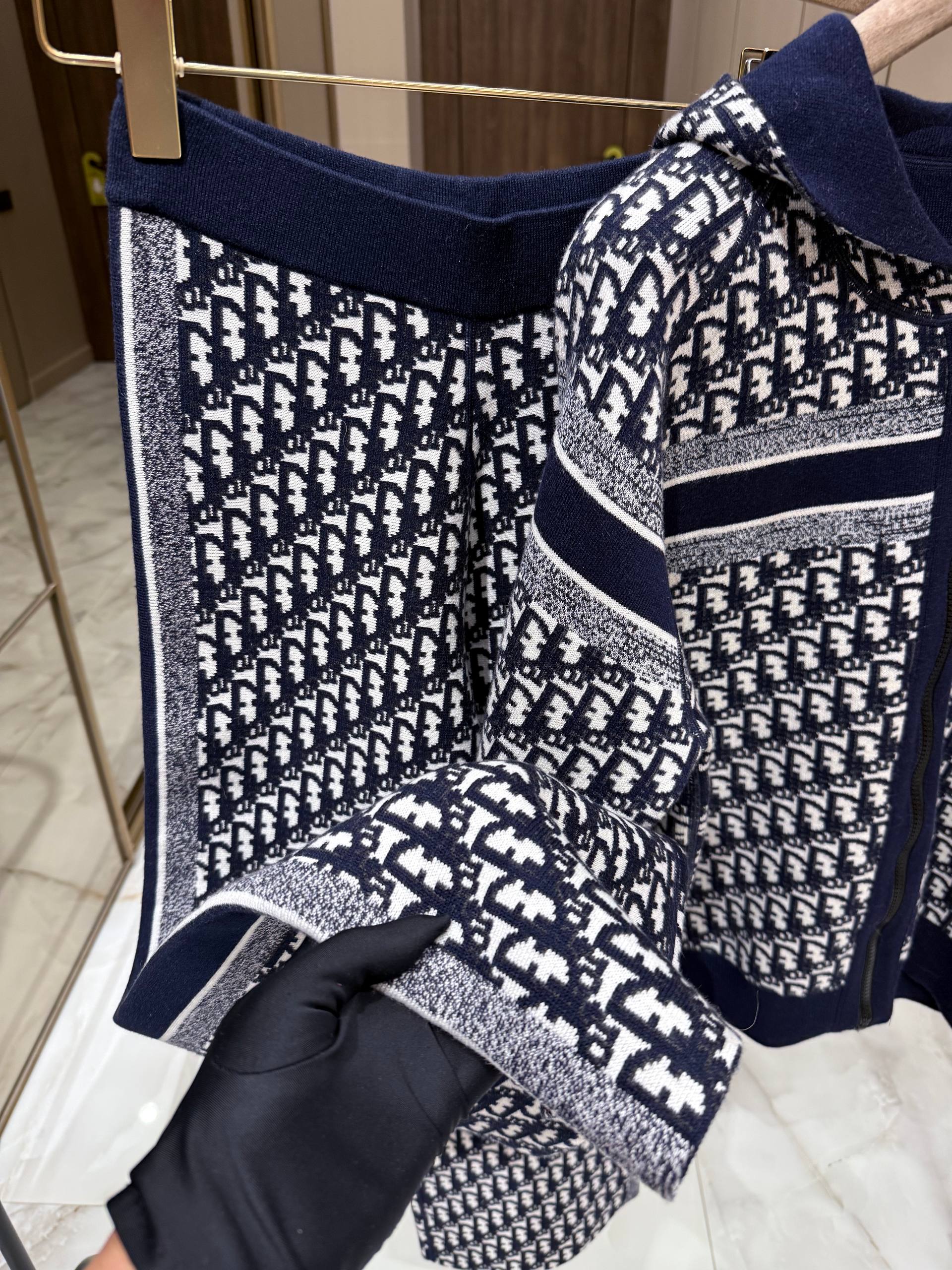 CHRISTIAN DIOR Женский костюм CHRISTIAN DIOR Женский костюм