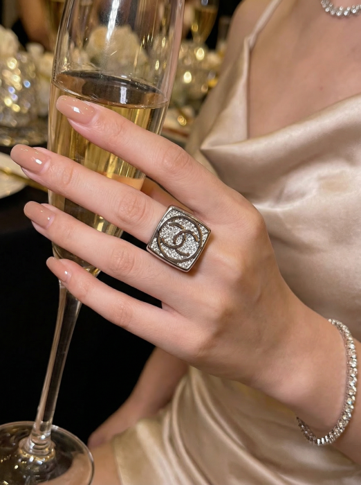 CHANEL Женское кольцо из латуни CHANEL Женское кольцо из латуни