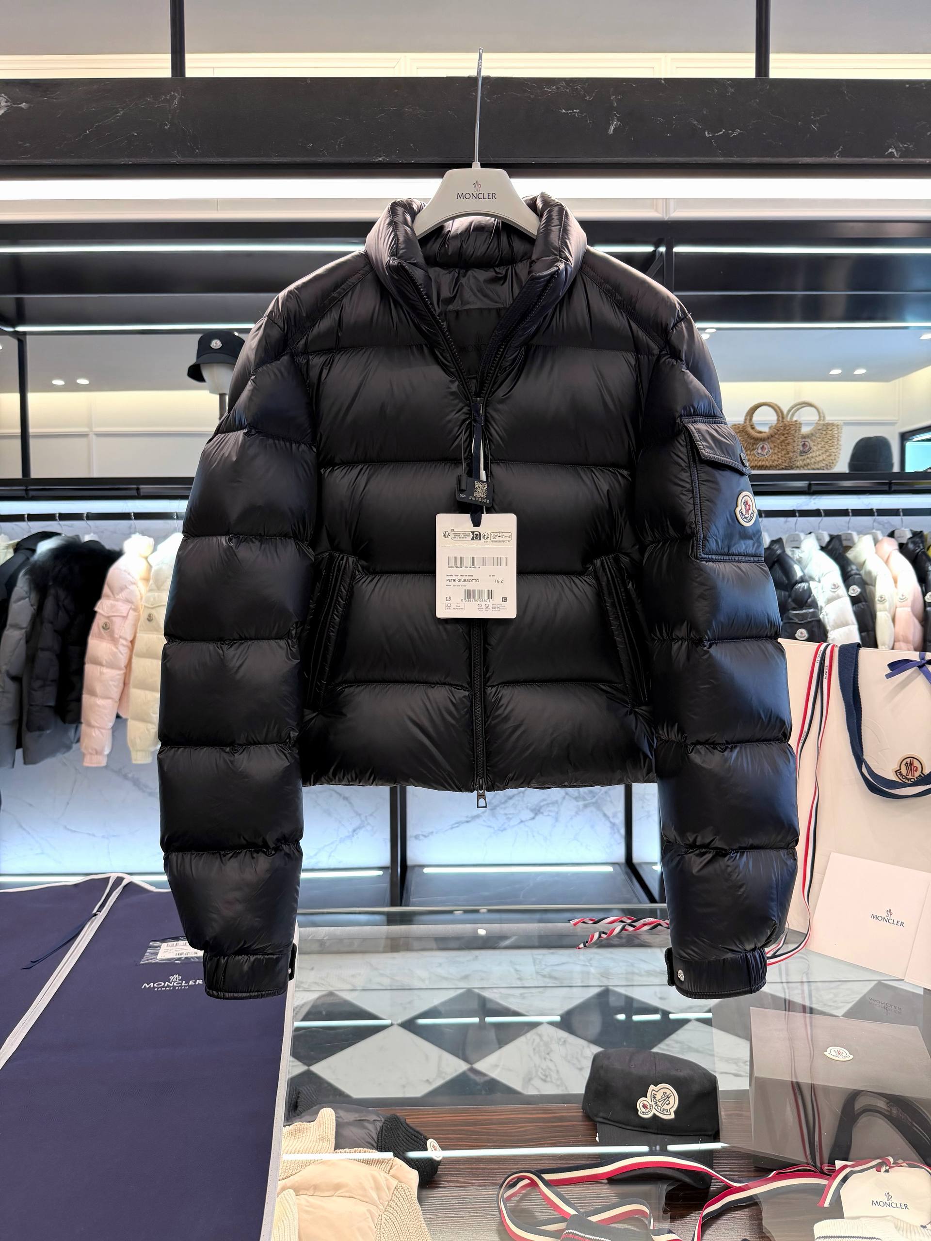 MONCLER Женский чёрный глянцевый пуховик MONCLER Женский чёрный глянцевый пуховик