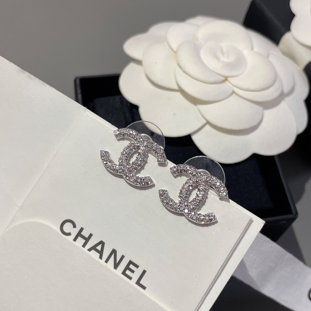 CHANEL Женские серьги мини CHANEL Женские серьги мини
