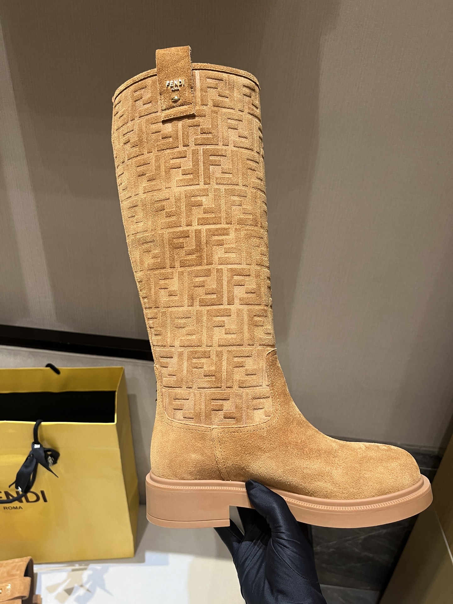 FENDI Женские сапоги трубы FENDI Женские сапоги трубы