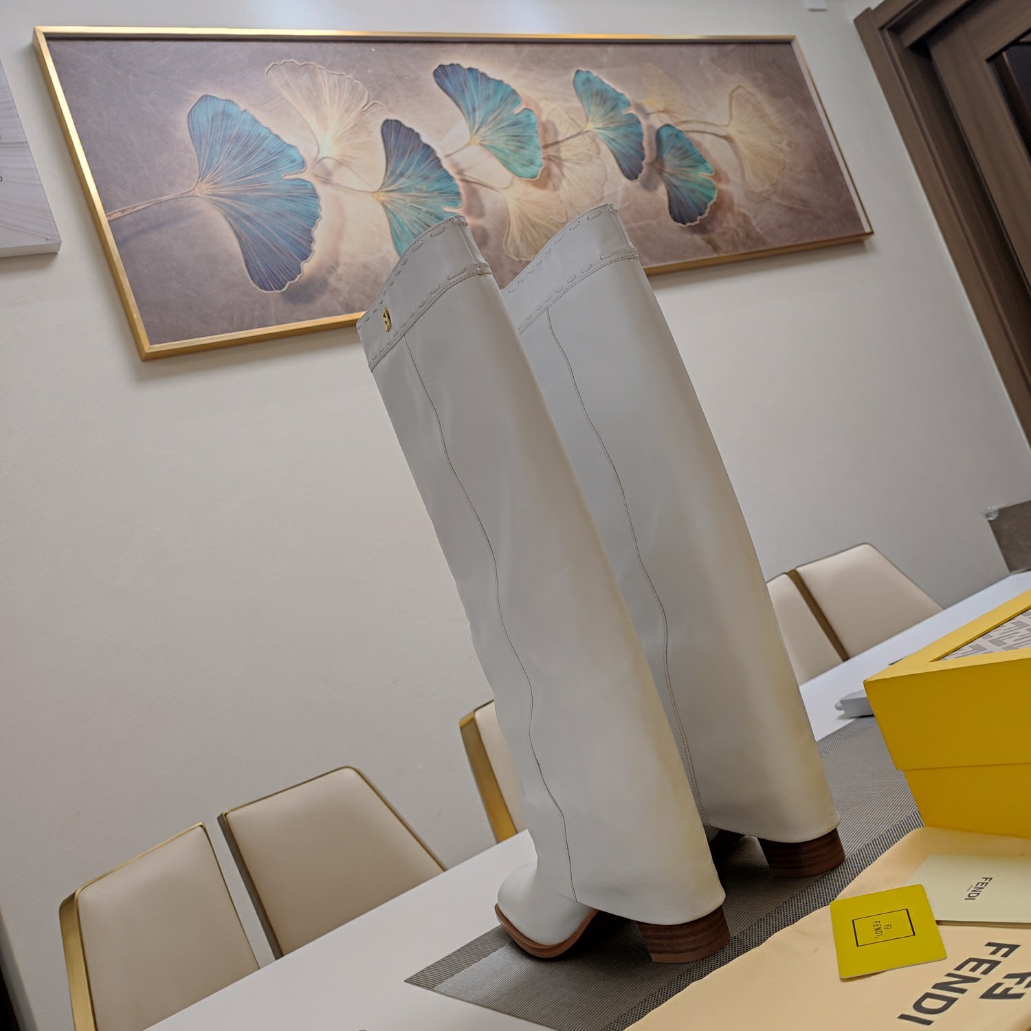 FENDI Женские высокие сапоги из коровьей кожи FENDI Женские высокие сапоги из коровьей кожи