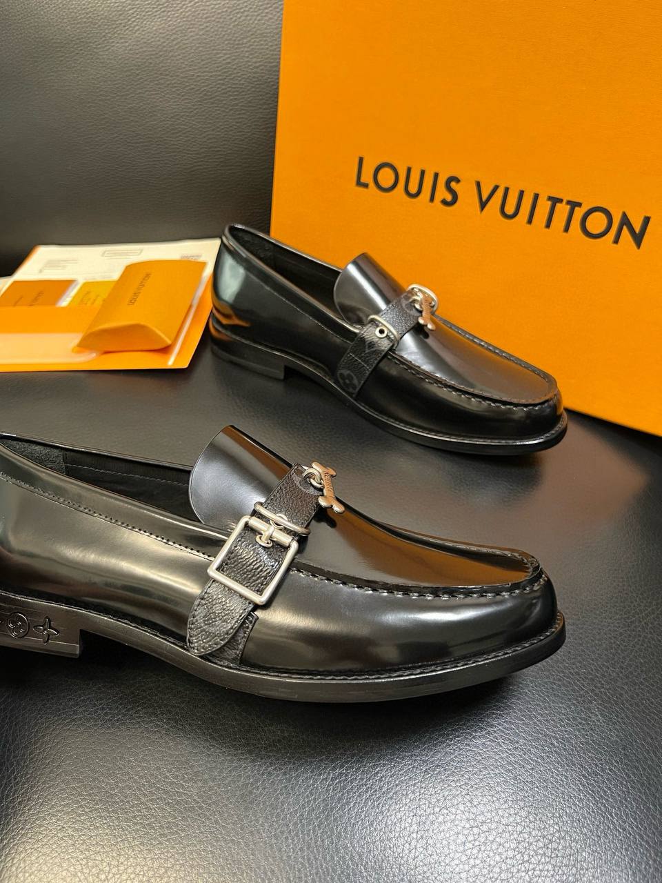 LOUIS VUITTON Мужские туфли из коровьей кожи с фурнитурой