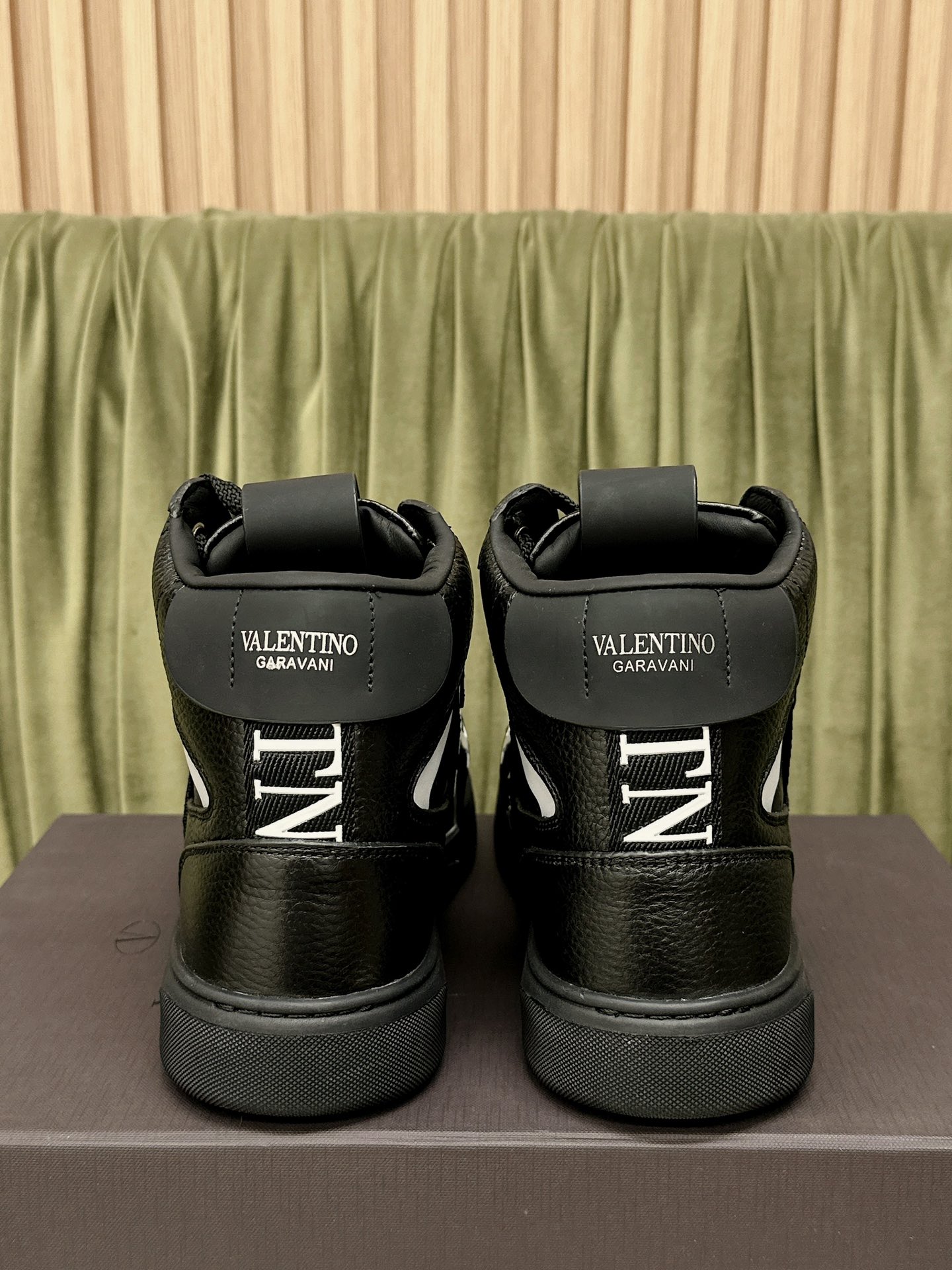 VALENTINO Мужские высокие кроссовки VL7N