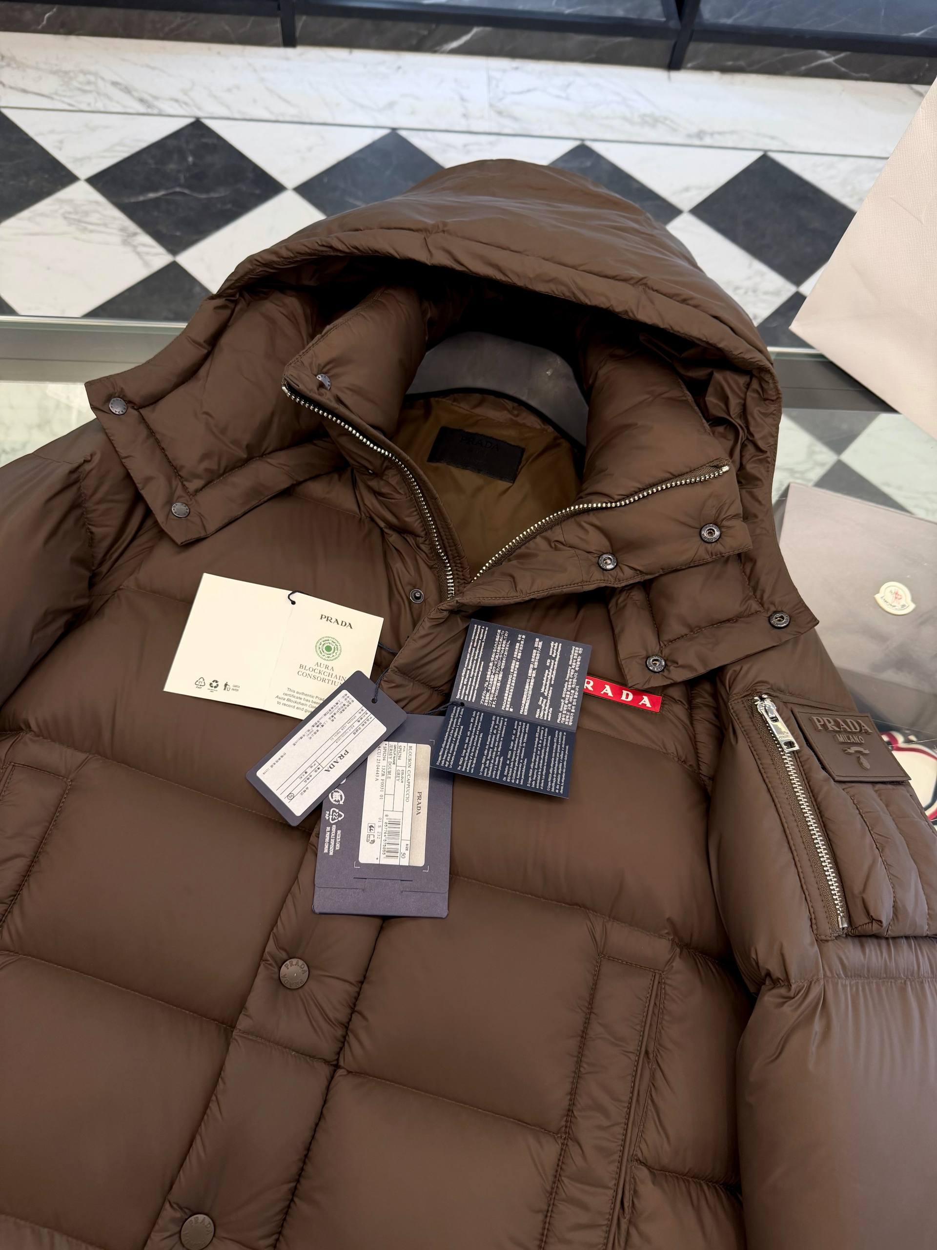 PRADA Мужской пуховик утеплённый, с фирменными акцентами
