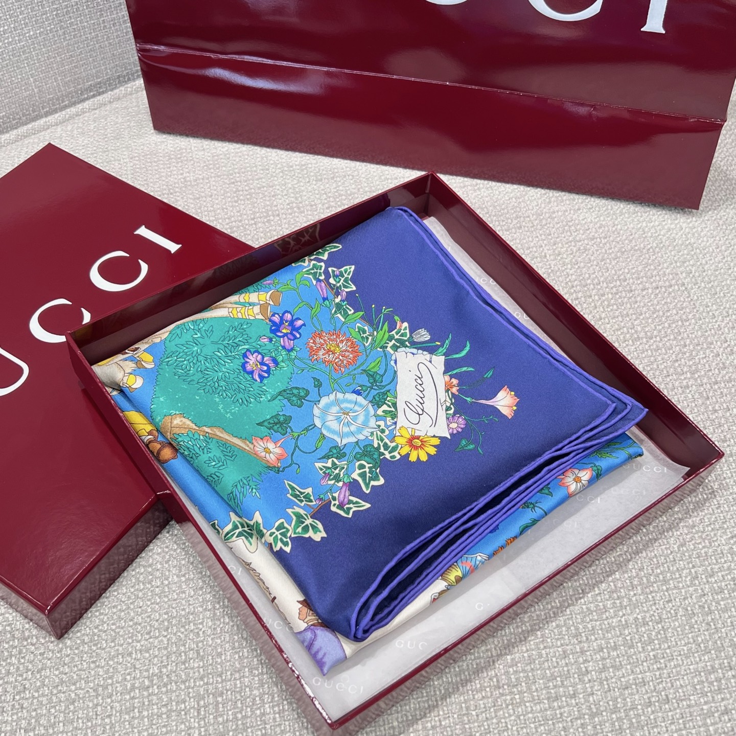 GUCCI Женский платок шёлк GUCCI Женский платок шёлк