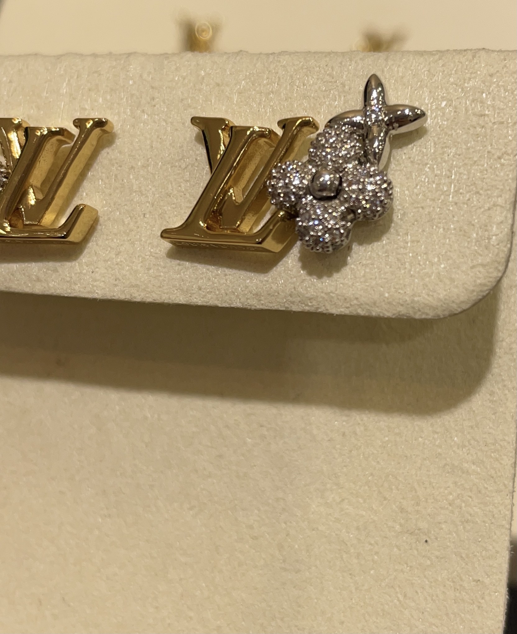 LOUIS VUITTON Женские серьги с монограммой LV LOUIS VUITTON Женские серьги с монограммой LV