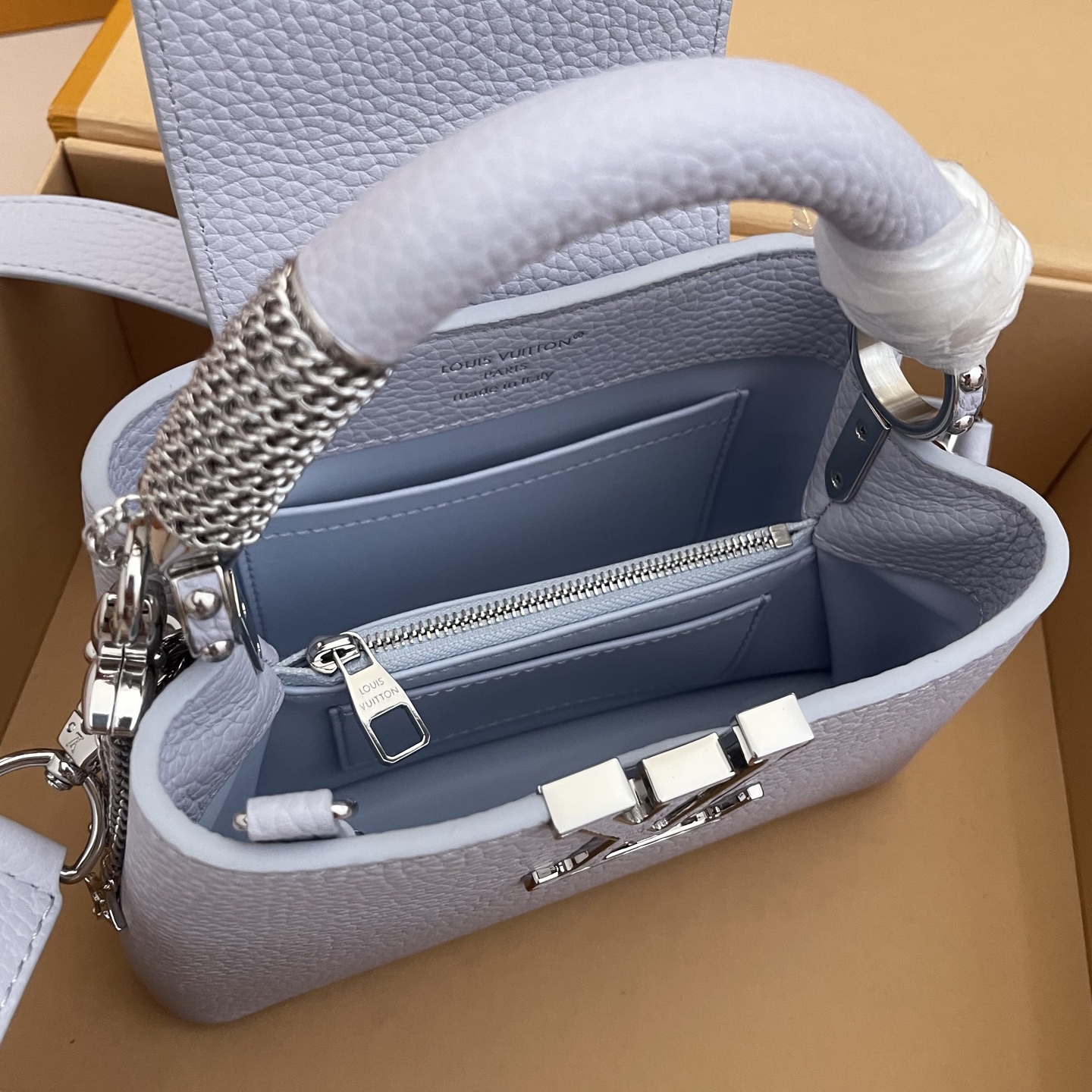 LOUIS VUITTON Женская Сумка Capucines