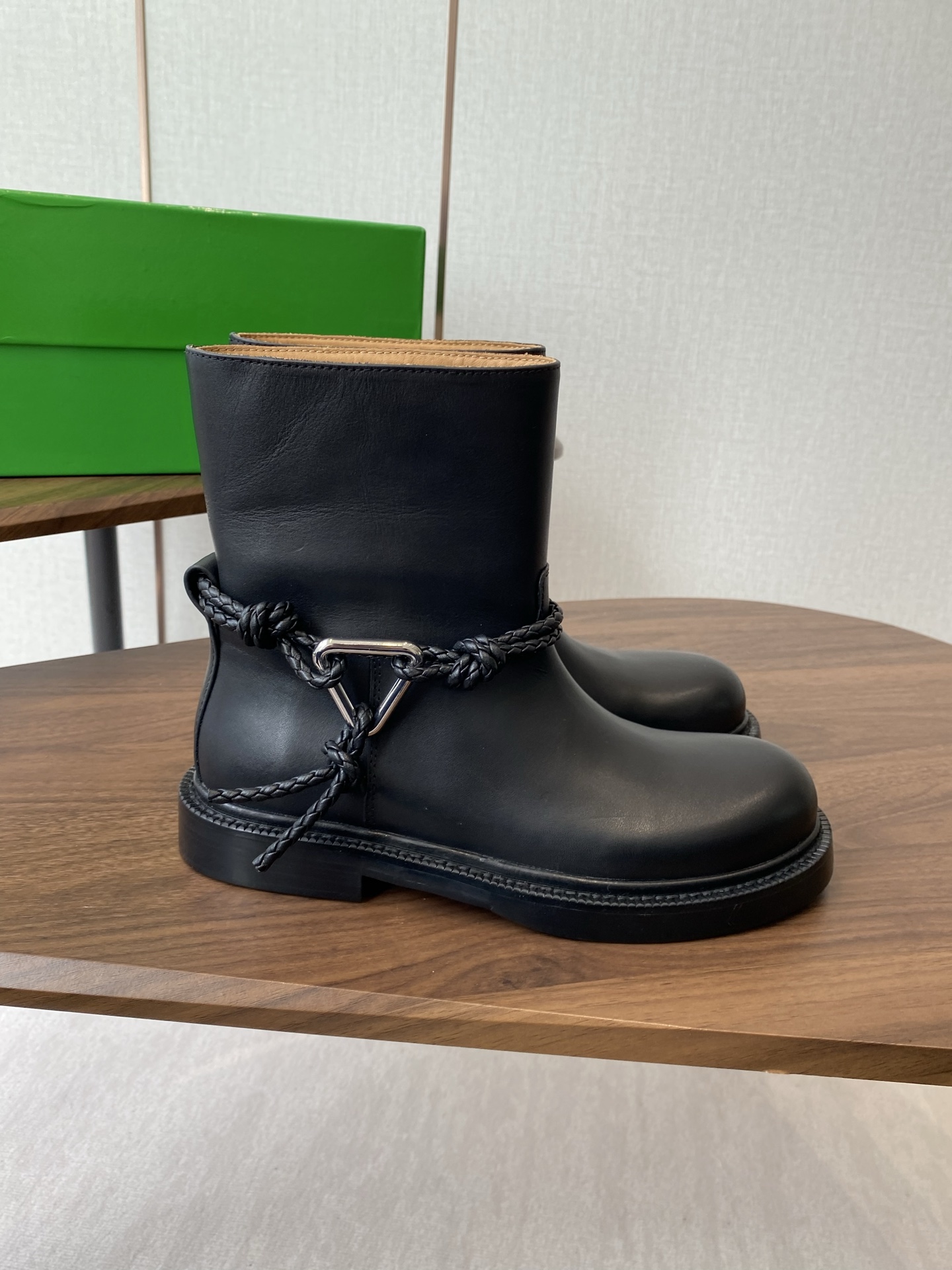 BOTTEGA VENETA Женские сапоги из телячьей кожи прямой формы BOTTEGA VENETA Женские сапоги из телячьей кожи прямой формы