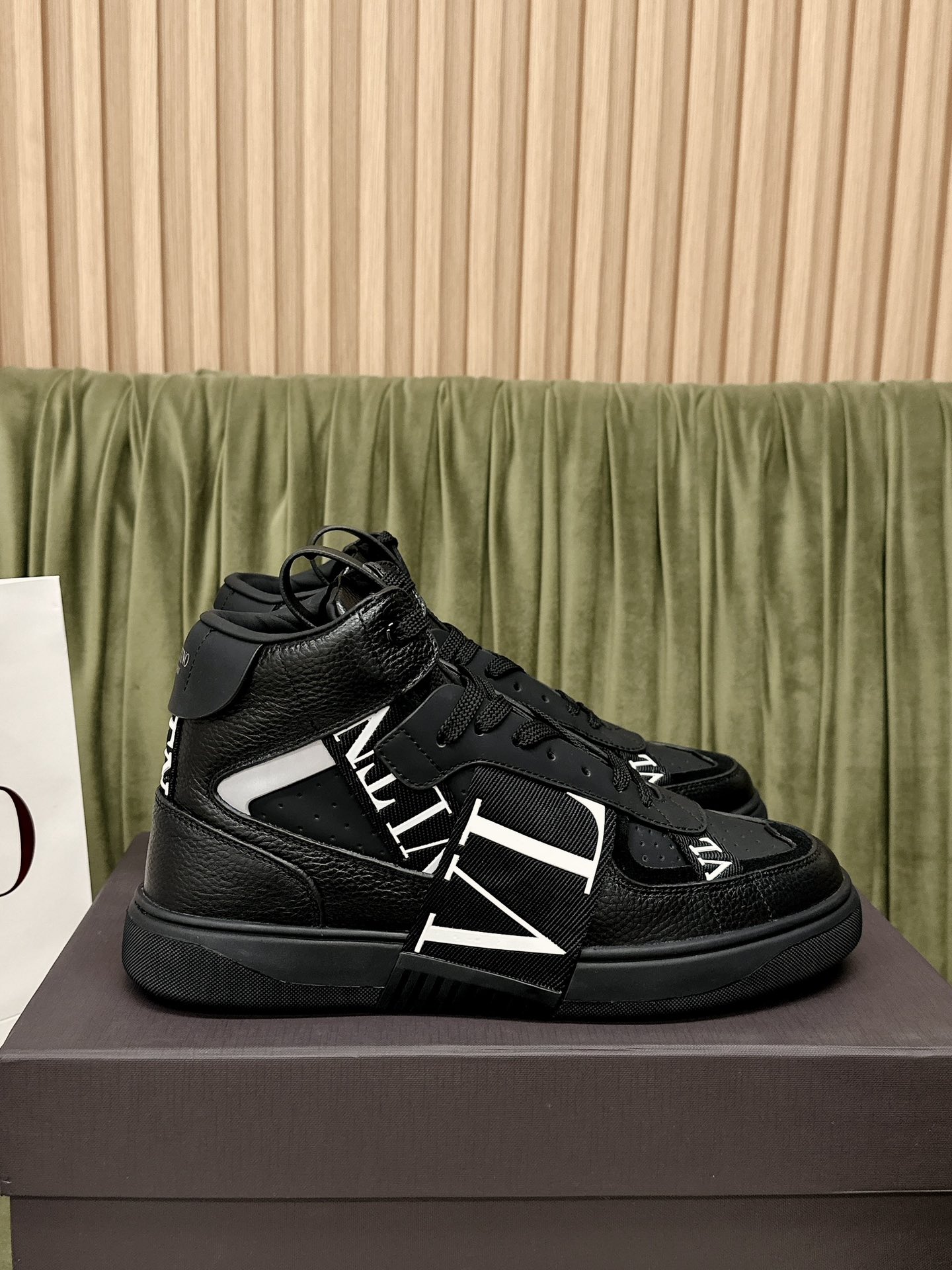 VALENTINO Мужские высокие кроссовки VL7N