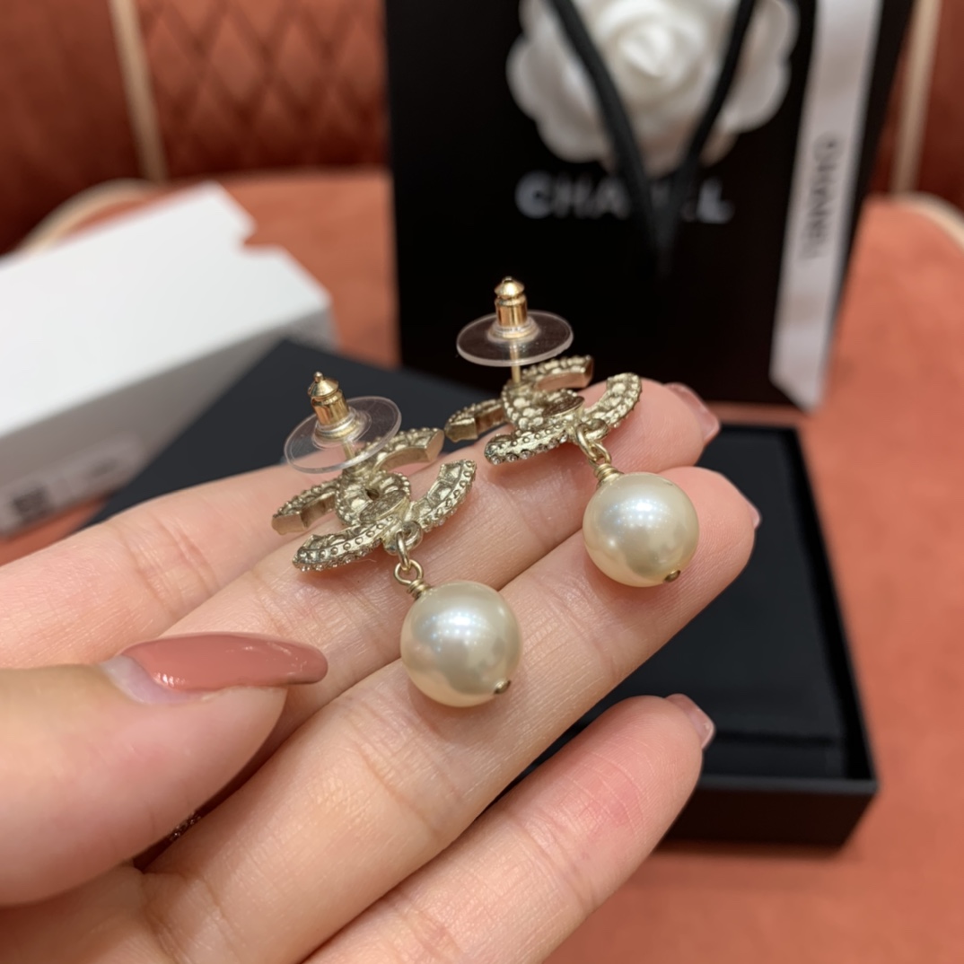 CHANEL Женские серьги с жемчугом  CHANEL Женские серьги с жемчугом