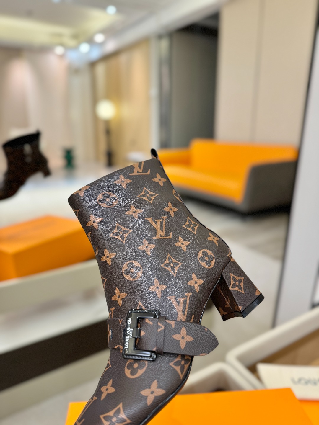 LOUIS VUITTON Женские ботильоны с острым мысом