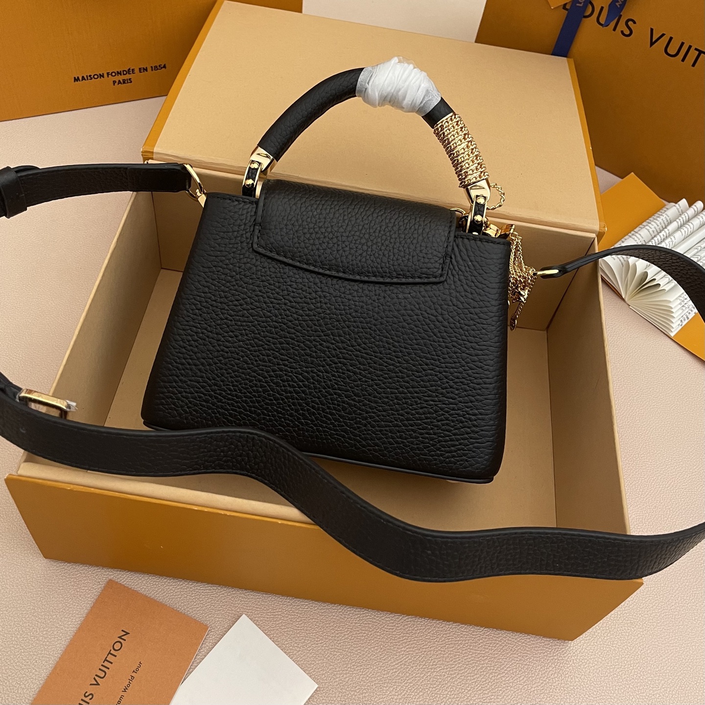 LOUIS VUITTON Женская Сумка Capucines