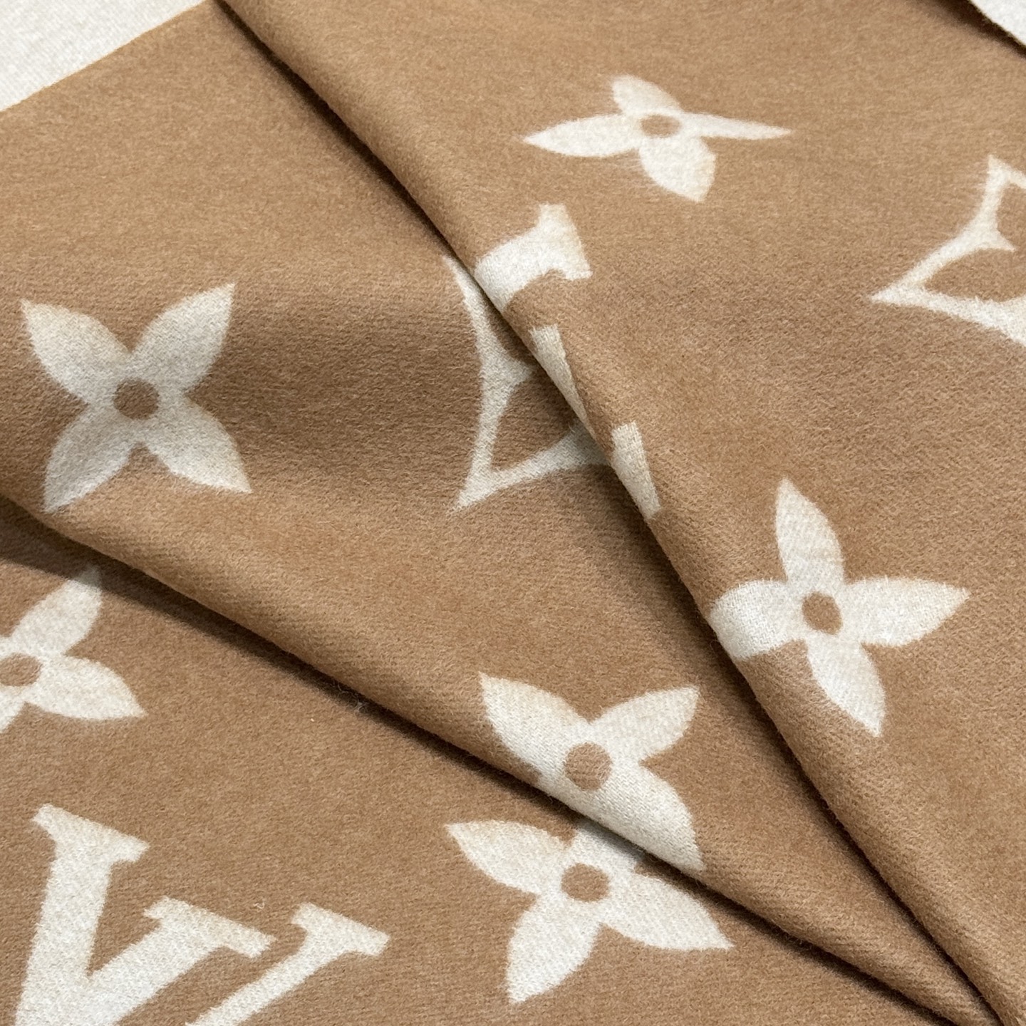 LOUIS VUITTON Женский шарф из кашемира с логотипом