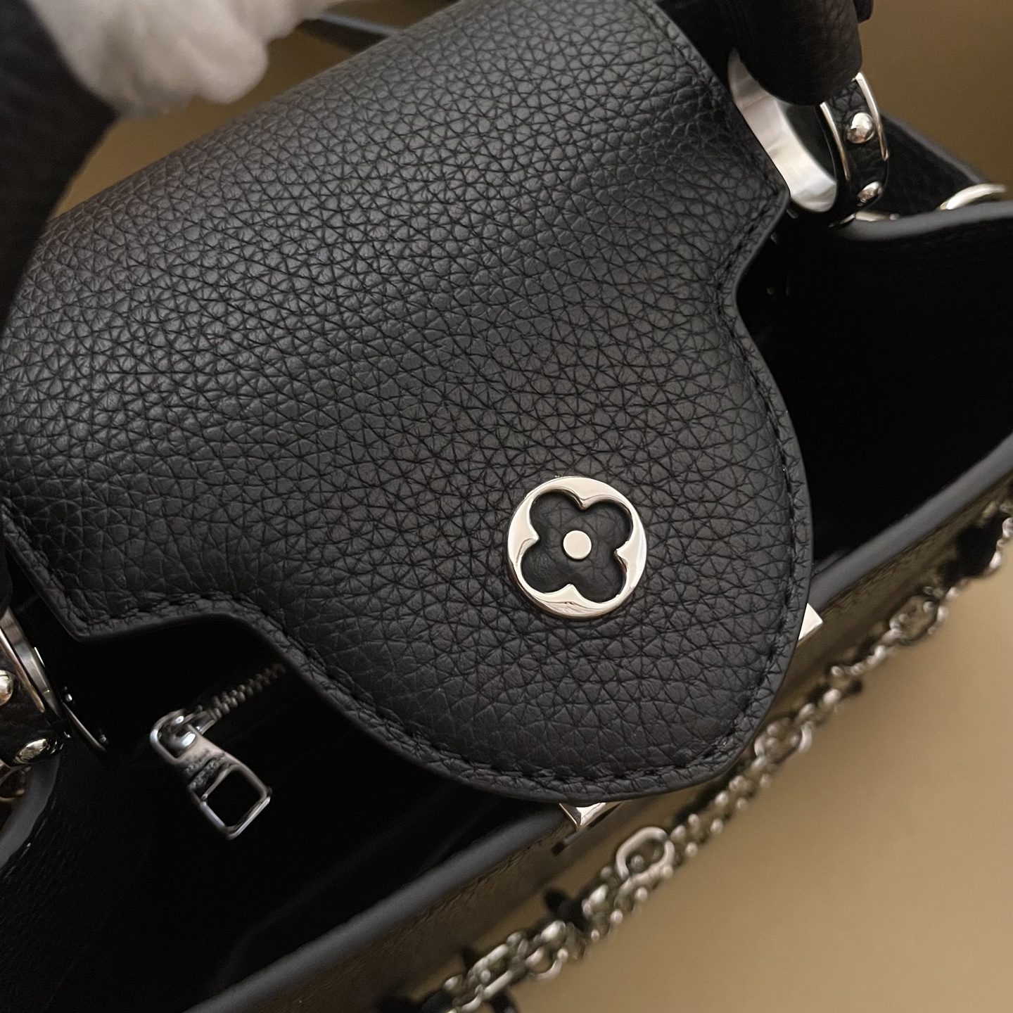 LOUIS VUITTON Женская сумка Capucines